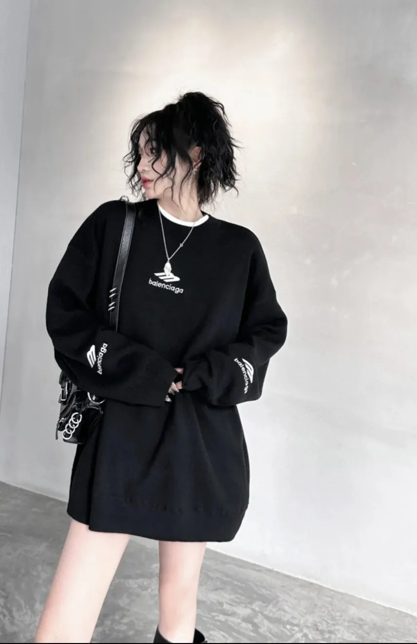 🎀Hot model pictures🎀Top version of Balenciaga FW24 SKIWEAR series LOGO embroidered round neck pullover long-sleeved sweater, loose fit, same style for men and women. The god of simplicity in Paris, a volume sought after by many stars. Lisa’s favorite basic short-sleeved Paris style, which has a very high appearance rate. Wear alone, paired with jeans, shorts, and sweatpants, it's a versatile style. Xiaohongshu, a hot item on INS, a must-have for Paris fans.  Using Tajima embroidery technology imported from Japan, the printing looks very three-dimensional and full, with no threads. Regardless of the size, the front and back letters can be expressed perfectly! The fabric is made of 460g pure cotton combed terry fabric!  A complete set of customized tags, collar tags, washed, plastic bags, and most importantly, a complete set of bags, tag codes, and codes are all authentic.  Color: Black White Size: SML P:370