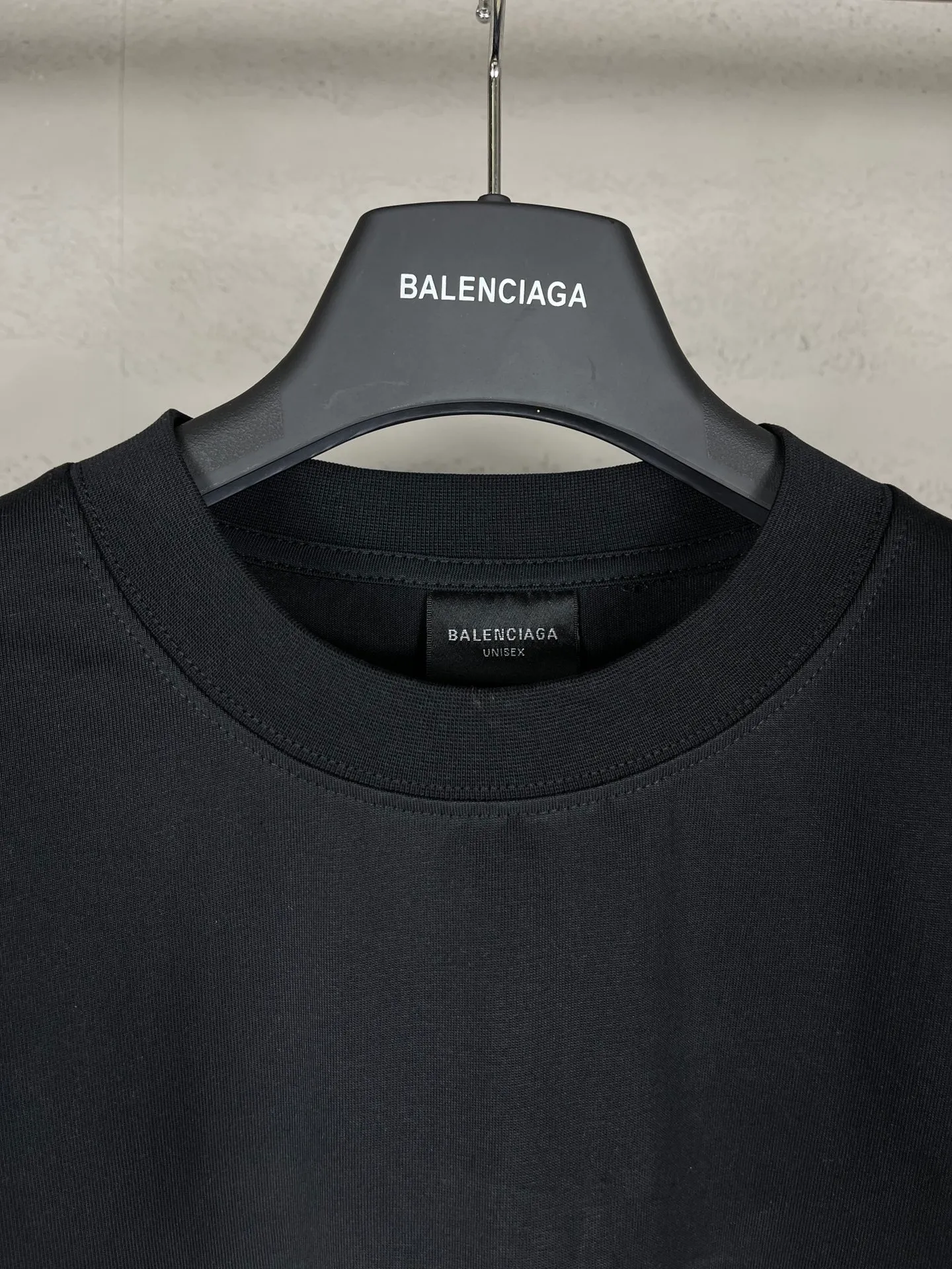 🅿️220 real photos [Top version. Official website quality] BALENCI*GA/Paris. SS24 new Balenciaga/Need for Speed: assembled cooperation series. Front and rear direct-injection printed long-sleeved T-shirts. Brick cabinet synchronization. Genuine product development at the first time, happy to print and compare! The fabric is made of Paris ZP custom-woven and dyed cotton double yarn. Weighing 260 grams, the cloth surface is clean. The cloth pattern is clear, soft and comfortable. The threads are dyed with no color difference. The printing is made of environmentally friendly imported materials with direct inkjet printing. The pattern letters are clear and the effect is three-dimensional. The version adopts OS loose shoulder style. Same style for men and women. Coding: BL225052 Color: black, white Size: XS S M L