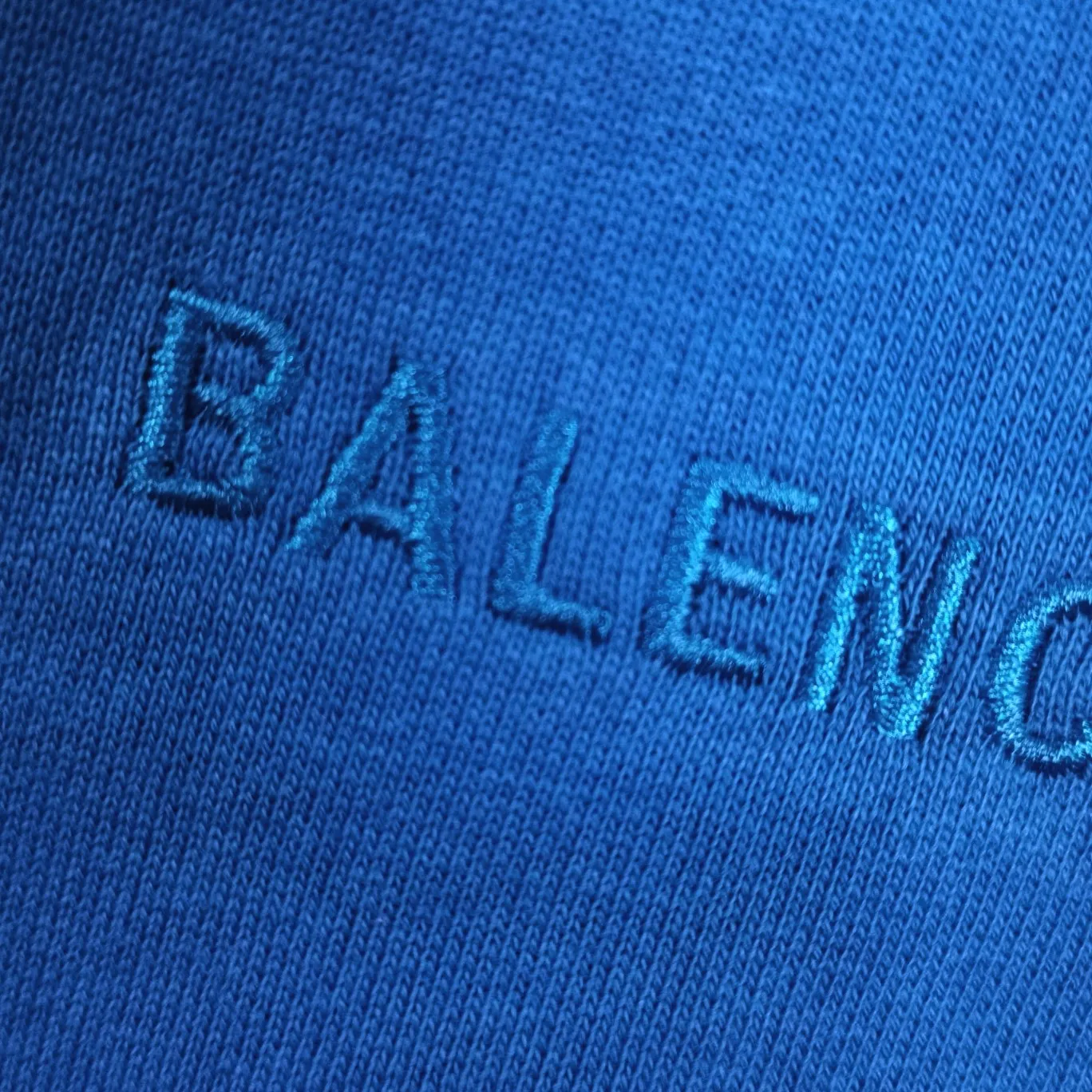 Additional details - Spring and Autumn top-notch proven version of Balenciaga BALENCIAGA The Simpsons cartoon pattern burst pattern pure cotton loose loose hooded sweatshirt for men and women couples. The process uses Kangli printing cracking effect. The front panel printing glue bursting effect uses imported transparent slurry to scrape the bottom to make the printing bursting feel uniform. (PS: If this process is missing, the printing will easily fall off in large areas after cracking.) The embroidery at the hem uses a Tajima embroidery machine imported from Japan, which makes the size and spacing of the letters even, and the hollows of the letters will not be filled. Precise craftsmanship, full of details. The fabric is made of 520g crystal composite fleece cotton, brand new, washed, and labeled. Genuine products are consistent and synchronized, and coded authentic products are consistent and synchronized. Top tested version, accurate and flawless.  Color: White Blue Black Size: XS-L P:520