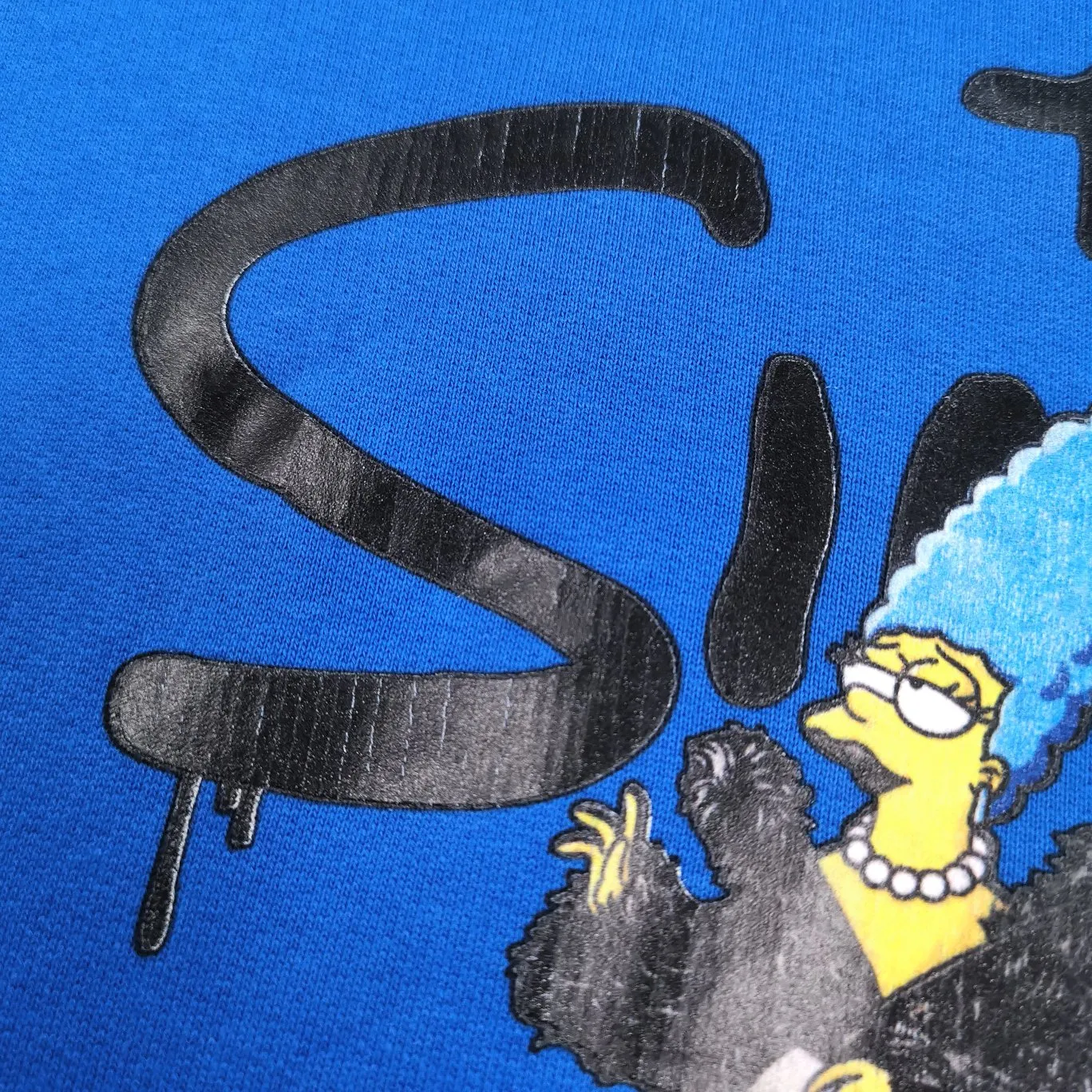 Additional details - Spring and Autumn top-notch proven version of Balenciaga BALENCIAGA The Simpsons cartoon pattern burst pattern pure cotton loose loose hooded sweatshirt for men and women couples. The process uses Kangli printing cracking effect. The front panel printing glue bursting effect uses imported transparent slurry to scrape the bottom to make the printing bursting feel uniform. (PS: If this process is missing, the printing will easily fall off in large areas after cracking.) The embroidery at the hem uses a Tajima embroidery machine imported from Japan, which makes the size and spacing of the letters even, and the hollows of the letters will not be filled. Precise craftsmanship, full of details. The fabric is made of 520g crystal composite fleece cotton, brand new, washed, and labeled. Genuine products are consistent and synchronized, and coded authentic products are consistent and synchronized. Top tested version, accurate and flawless.  Color: White Blue Black Size: XS-L P:520