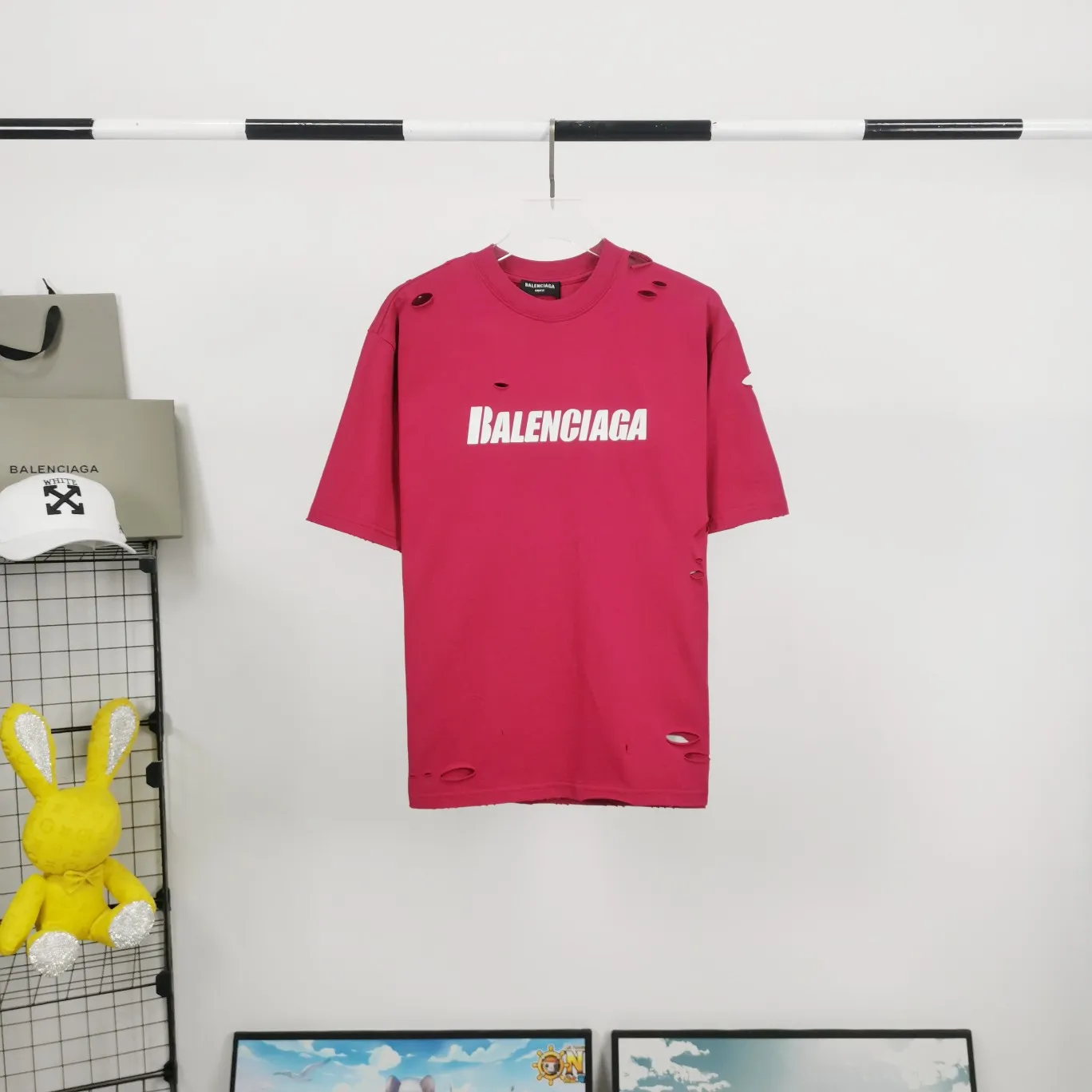 The top tested version of Balenciaga/BALENCIAGA chest crack print logo basic hole washed burst pattern male and female couple star same style pure cotton short-sleeved T-shirt custom-woven and dyed fabric, guaranteed to have no color difference with the genuine product, the collar thread is also dyed in the same vat. The holes on the neckline are manually rubbed, and the holes on the chest, front and back are all laser holes to ensure that the holes will not deform or wrinkle.  Made of 280g 24-count combed tightly siro-spun plain fabric, the front panel is printed with a glue-pulling effect, and imported transparent slurry is used to scrape the bottom to make the printing cracks feel even.  Color: Gray Red Blue Black White Size: XS-L P:260