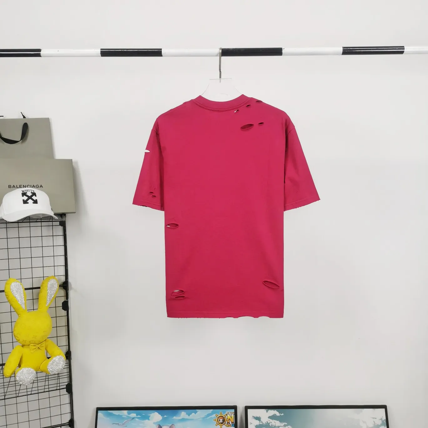 The top tested version of Balenciaga/BALENCIAGA chest crack print logo basic hole washed burst pattern male and female couple star same style pure cotton short-sleeved T-shirt custom-woven and dyed fabric, guaranteed to have no color difference with the genuine product, the collar thread is also dyed in the same vat. The holes on the neckline are manually rubbed, and the holes on the chest, front and back are all laser holes to ensure that the holes will not deform or wrinkle.  Made of 280g 24-count combed tightly siro-spun plain fabric, the front panel is printed with a glue-pulling effect, and imported transparent slurry is used to scrape the bottom to make the printing cracks feel even.  Color: Gray Red Blue Black White Size: XS-L P:260