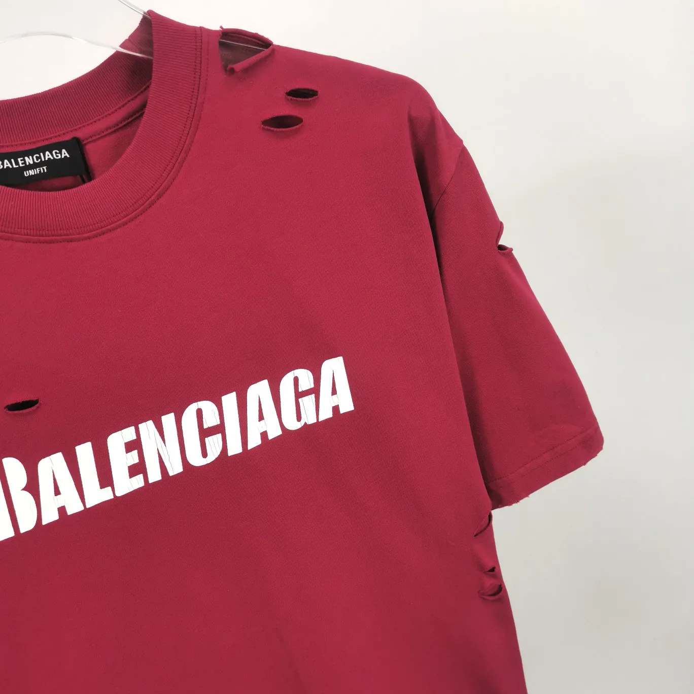The top tested version of Balenciaga/BALENCIAGA chest crack print logo basic hole washed burst pattern male and female couple star same style pure cotton short-sleeved T-shirt custom-woven and dyed fabric, guaranteed to have no color difference with the genuine product, the collar thread is also dyed in the same vat. The holes on the neckline are manually rubbed, and the holes on the chest, front and back are all laser holes to ensure that the holes will not deform or wrinkle.  Made of 280g 24-count combed tightly siro-spun plain fabric, the front panel is printed with a glue-pulling effect, and imported transparent slurry is used to scrape the bottom to make the printing cracks feel even.  Color: Gray Red Blue Black White Size: XS-L P:260