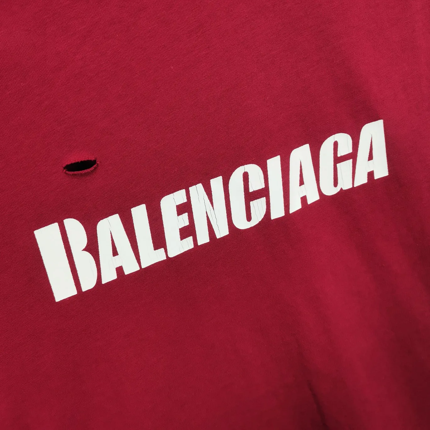 The top tested version of Balenciaga/BALENCIAGA chest crack print logo basic hole washed burst pattern male and female couple star same style pure cotton short-sleeved T-shirt custom-woven and dyed fabric, guaranteed to have no color difference with the genuine product, the collar thread is also dyed in the same vat. The holes on the neckline are manually rubbed, and the holes on the chest, front and back are all laser holes to ensure that the holes will not deform or wrinkle.  Made of 280g 24-count combed tightly siro-spun plain fabric, the front panel is printed with a glue-pulling effect, and imported transparent slurry is used to scrape the bottom to make the printing cracks feel even.  Color: Gray Red Blue Black White Size: XS-L P:260