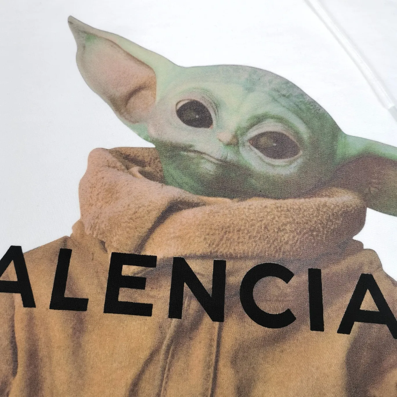 Top tested version BALENCIAGA Balenciaga The Mandalorian Baby Yoda pure cotton loose and breathable autumn and winter pure cotton hoodie sweatshirt for male and female couples Grogu, a character in the "Star Wars" series of film and television dramas, appeared in the American drama "The Mandalorian". Grogu and Yoda are of the same race. Although he is still in the toddler stage, he is born with powerful force. This model is really explosive. The front piece is printed with Kornit digital direct printing. The color painting has an even transition of shades and a strong image. 3D restores the real texture of characters! The fabric is made of 480g imported knitted combed terry. The fabric is very silky, loose and drapey. Color: Black White Size: XS-L P:490