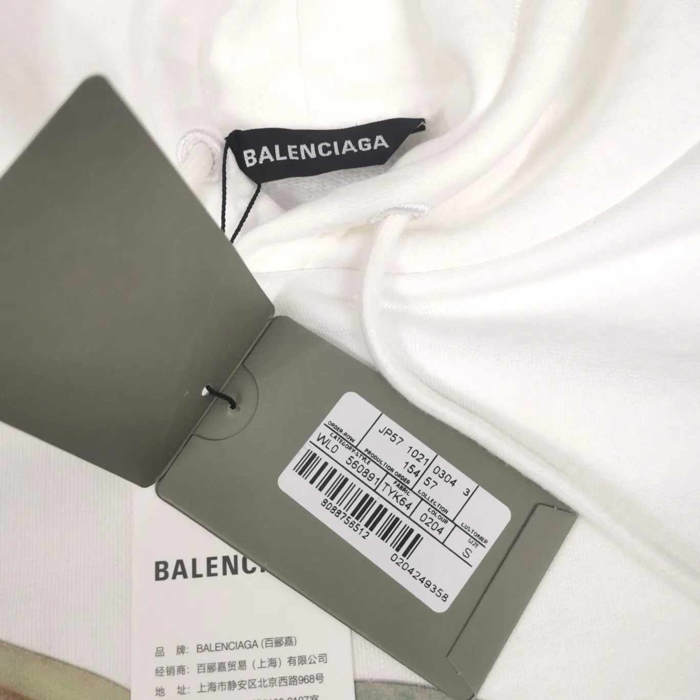 Top tested version BALENCIAGA Balenciaga The Mandalorian Baby Yoda pure cotton loose and breathable autumn and winter pure cotton hoodie sweatshirt for male and female couples Grogu, a character in the "Star Wars" series of film and television dramas, appeared in the American drama "The Mandalorian". Grogu and Yoda are of the same race. Although he is still in the toddler stage, he is born with powerful force. This model is really explosive. The front piece is printed with Kornit digital direct printing. The color painting has an even transition of shades and a strong image. 3D restores the real texture of characters! The fabric is made of 480g imported knitted combed terry. The fabric is very silky, loose and drapey. Color: Black White Size: XS-L P:490