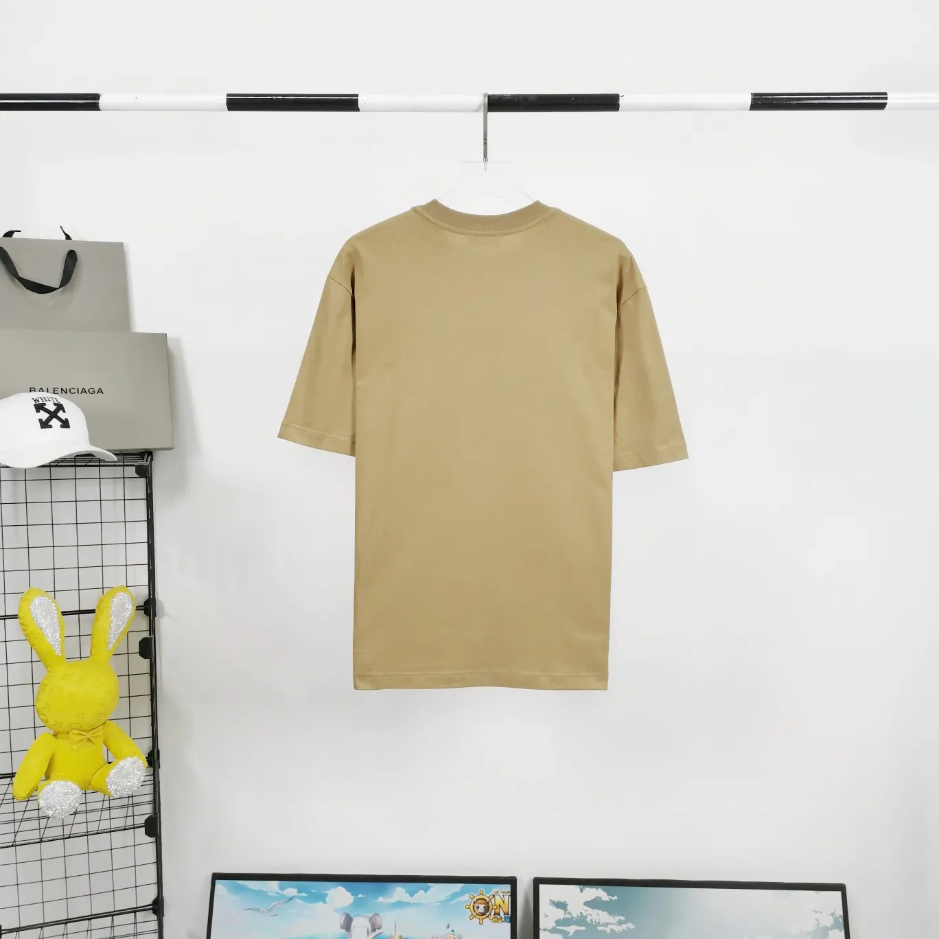 Top tested version BALENCIAGA basic embroidery logo pure cotton loose-fitting trendy brand short-sleeve for men and women. Fabric: 32S 280g super heavy fabric, ready-to-wear washable, soft and comfortable to the touch. Printing: Using Japanese Tajima embroidery technology, the embroidery is accurate, the printing is meticulous and full, and there is no thread skipping. Accessories: Customized full set of BLCG accessories Color: Fluorescent green black gray dark khaki white Size: XS-L P:240