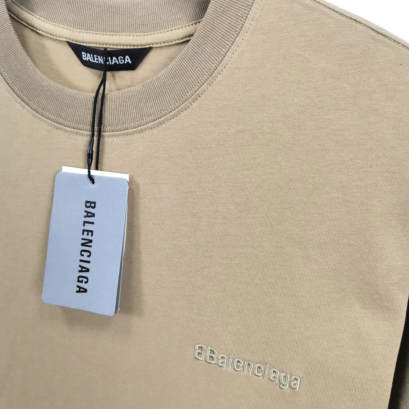 Top tested version BALENCIAGA basic embroidery logo pure cotton loose-fitting trendy brand short-sleeve for men and women. Fabric: 32S 280g super heavy fabric, ready-to-wear washable, soft and comfortable to the touch. Printing: Using Japanese Tajima embroidery technology, the embroidery is accurate, the printing is meticulous and full, and there is no thread skipping. Accessories: Customized full set of BLCG accessories Color: Fluorescent green black gray dark khaki white Size: XS-L P:240
