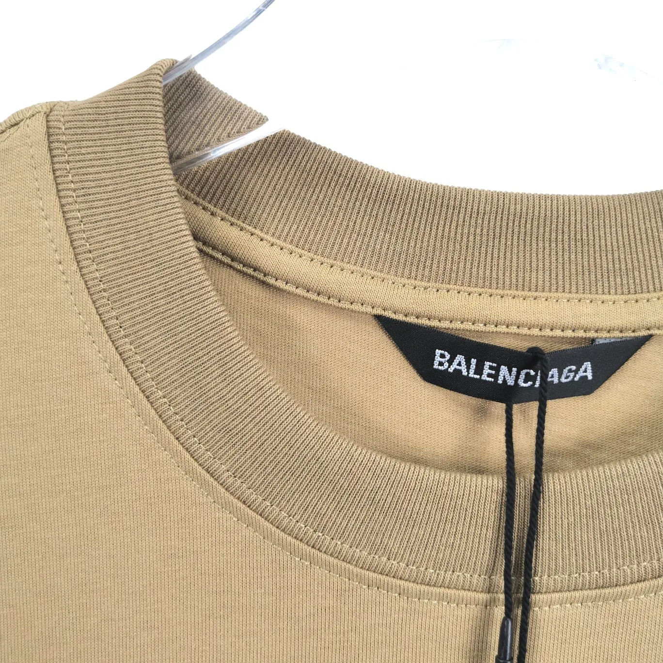 Top tested version BALENCIAGA basic embroidery logo pure cotton loose-fitting trendy brand short-sleeve for men and women. Fabric: 32S 280g super heavy fabric, ready-to-wear washable, soft and comfortable to the touch. Printing: Using Japanese Tajima embroidery technology, the embroidery is accurate, the printing is meticulous and full, and there is no thread skipping. Accessories: Customized full set of BLCG accessories Color: Fluorescent green black gray dark khaki white Size: XS-L P:240