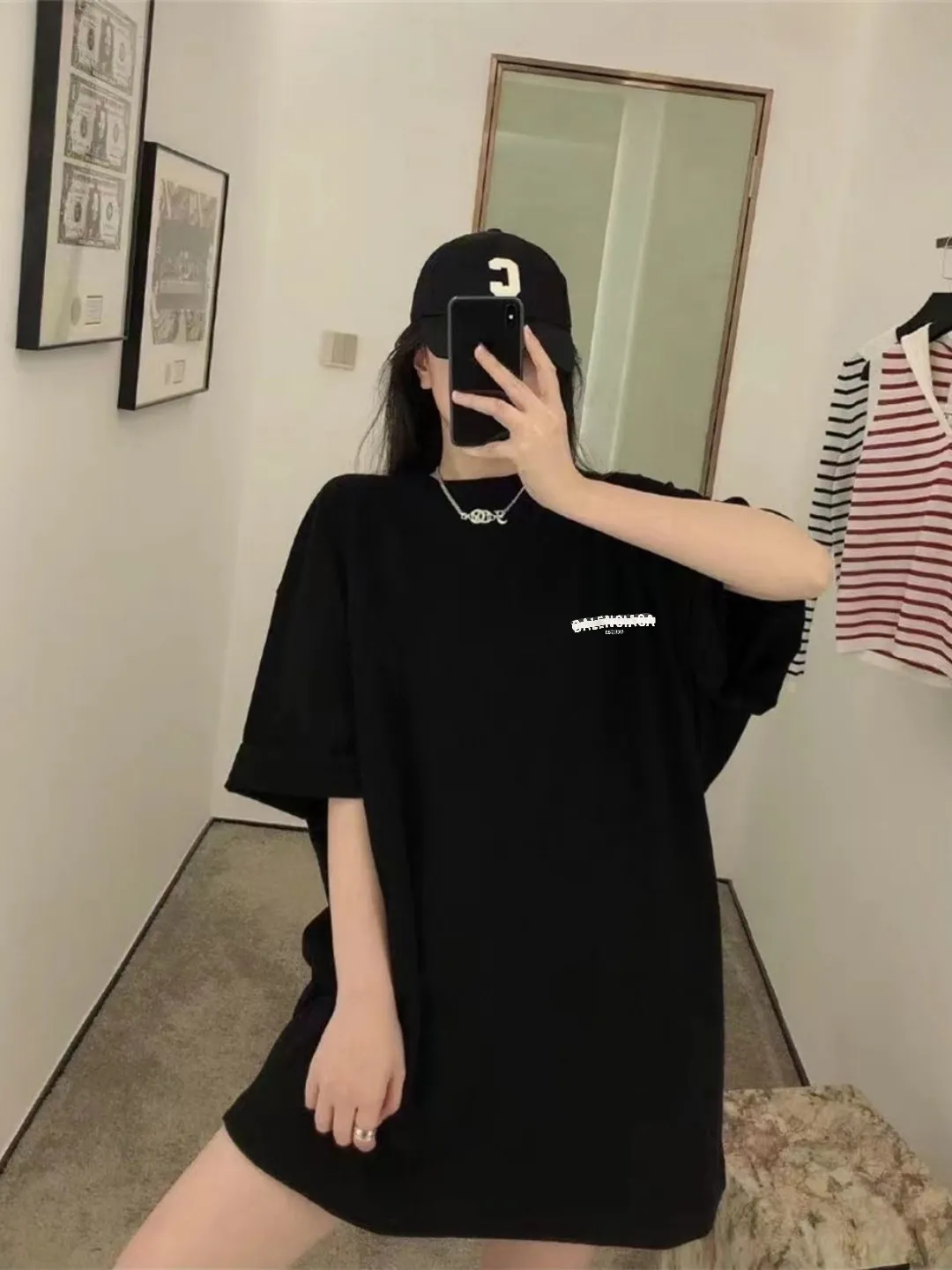 ♻️💯Upper body reference model picture❤️BALENCIAGA Balenciaga's new tape letter printing male and female couple stars the same style pure cotton loose short-sleeved T-shirt The front and rear platens are hand-printed, precision mesh is used to make the stencil, imported environmentally friendly slurry is scraped, and the letters are clearly restored. The spacing between letters is all the same as the original version. The font size is consistent with the original version. The comparison code number ratio is increased and enlarged. The letters are strictly aligned to highly restore the spacing ratio and three-dimensional sense. The printing has no burrs. Basically, the color difference is minimized to be infinitely close. The printing has transparent bottom lines and no burrs. The yarn is made of Made of 18SJC and imported oil-proof treated thread, there will be no oil stains. The car is imported from Silver Sword with a knife, which does not eat the cloth or leave any cloth. The sewing machine needle uses a No. 9 round-head needle, which does not puncture or break the fibers of the fabric. The density of the thread is 3CM/14 needles, which is tight and not loose or sparse. The double-layer stitching of the back collar is firm and tight. The double chain of the shoulder is routed. The hem is tightened tightly. The fabric is full of drape and consistent with the pattern. The fabric is made of 280g double-ply double-yarn plain cotton fabric, which has full drape and smooth hand feel. Complete color matching from custom dyeing to craftsmanship, customized accessories with three standards Size: XS-L Color: Dark heather gray white black navy blue P:250