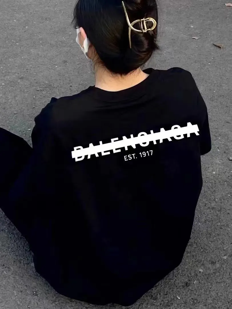 ♻️💯Upper body reference model picture❤️BALENCIAGA Balenciaga's new tape letter printing male and female couple stars the same style pure cotton loose short-sleeved T-shirt The front and rear platens are hand-printed, precision mesh is used to make the stencil, imported environmentally friendly slurry is scraped, and the letters are clearly restored. The spacing between letters is all the same as the original version. The font size is consistent with the original version. The comparison code number ratio is increased and enlarged. The letters are strictly aligned to highly restore the spacing ratio and three-dimensional sense. The printing has no burrs. Basically, the color difference is minimized to be infinitely close. The printing has transparent bottom lines and no burrs. The yarn is made of Made of 18SJC and imported oil-proof treated thread, there will be no oil stains. The car is imported from Silver Sword with a knife, which does not eat the cloth or leave any cloth. The sewing machine needle uses a No. 9 round-head needle, which does not puncture or break the fibers of the fabric. The density of the thread is 3CM/14 needles, which is tight and not loose or sparse. The double-layer stitching of the back collar is firm and tight. The double chain of the shoulder is routed. The hem is tightened tightly. The fabric is full of drape and consistent with the pattern. The fabric is made of 280g double-ply double-yarn plain cotton fabric, which has full drape and smooth hand feel. Complete color matching from custom dyeing to craftsmanship, customized accessories with three standards Size: XS-L Color: Dark heather gray white black navy blue P:250