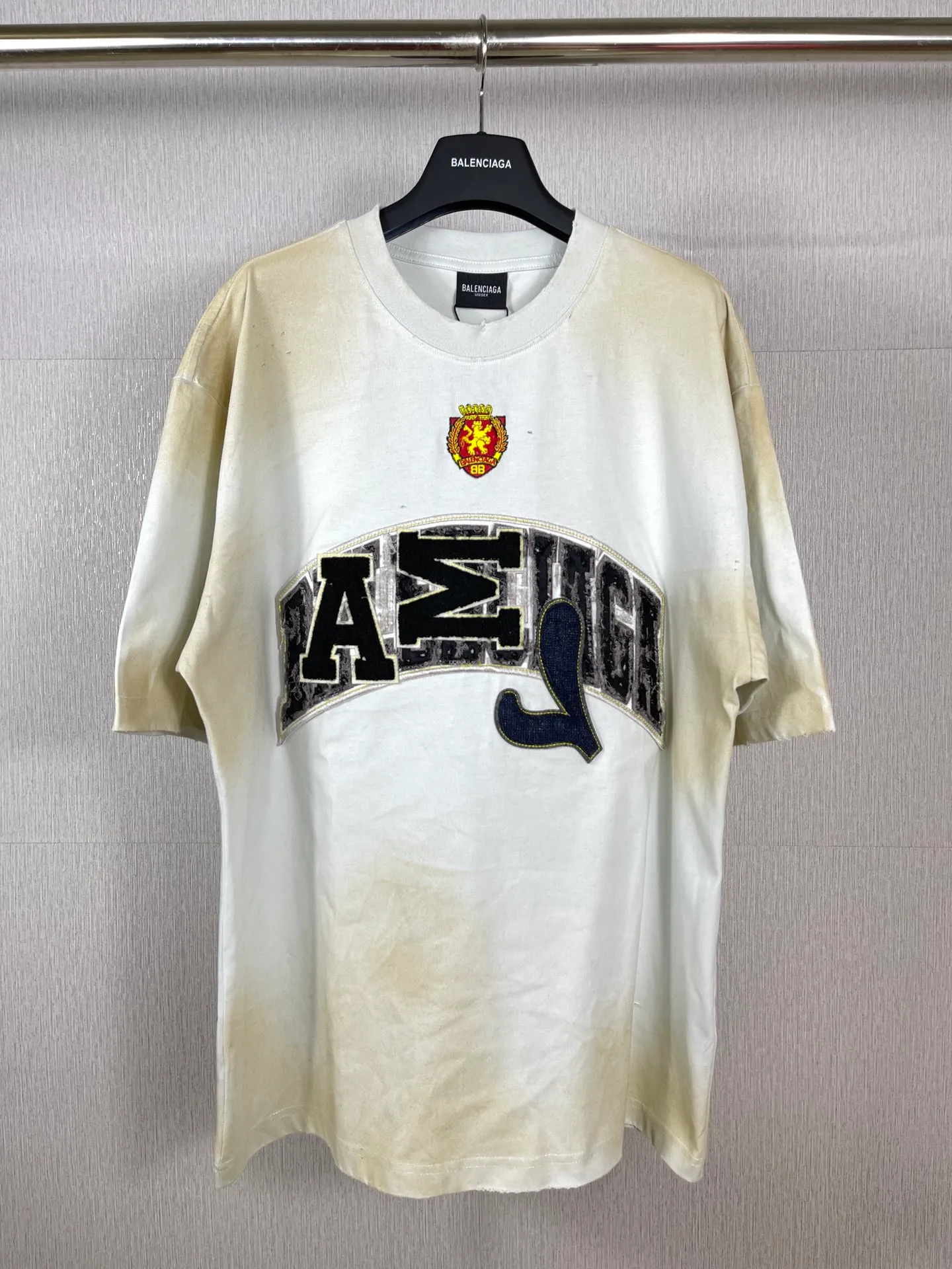 🅿️280 real photos [Top version. Official website quality] BALENCI*GA/Paris co-branded Manchester United. 23 latest models. Washed. Distressed. Worn. Inkjet painting. Short-sleeved T-shirt #Embroidered badge heavily tattered. Top-notch version. Welcome to compare. The fabric is made of Paris ZP custom-woven and dyed cotton double yarn. Weighing 260 grams, the cloth surface is clean. The cloth pattern is clear, soft and comfortable. The threads are dyed with no color difference. The front pattern embroidery is made with imported machine embroidery. The color of the chapter mark is the same. The embroidery and border are embroidered. The chapter mark is worn and distressed to match the brick cabinet. Ready-made clothes are washed and distressed. Painted with graffiti. The entire piece of clothing is restored with overweight craftsmanship. Jubie market produces pictures based on pictures. Welcome to compare. The version adopts OS loose shoulder design. Same style for men and women. Code: BL223102 Color: black, beige. Size: XS to L