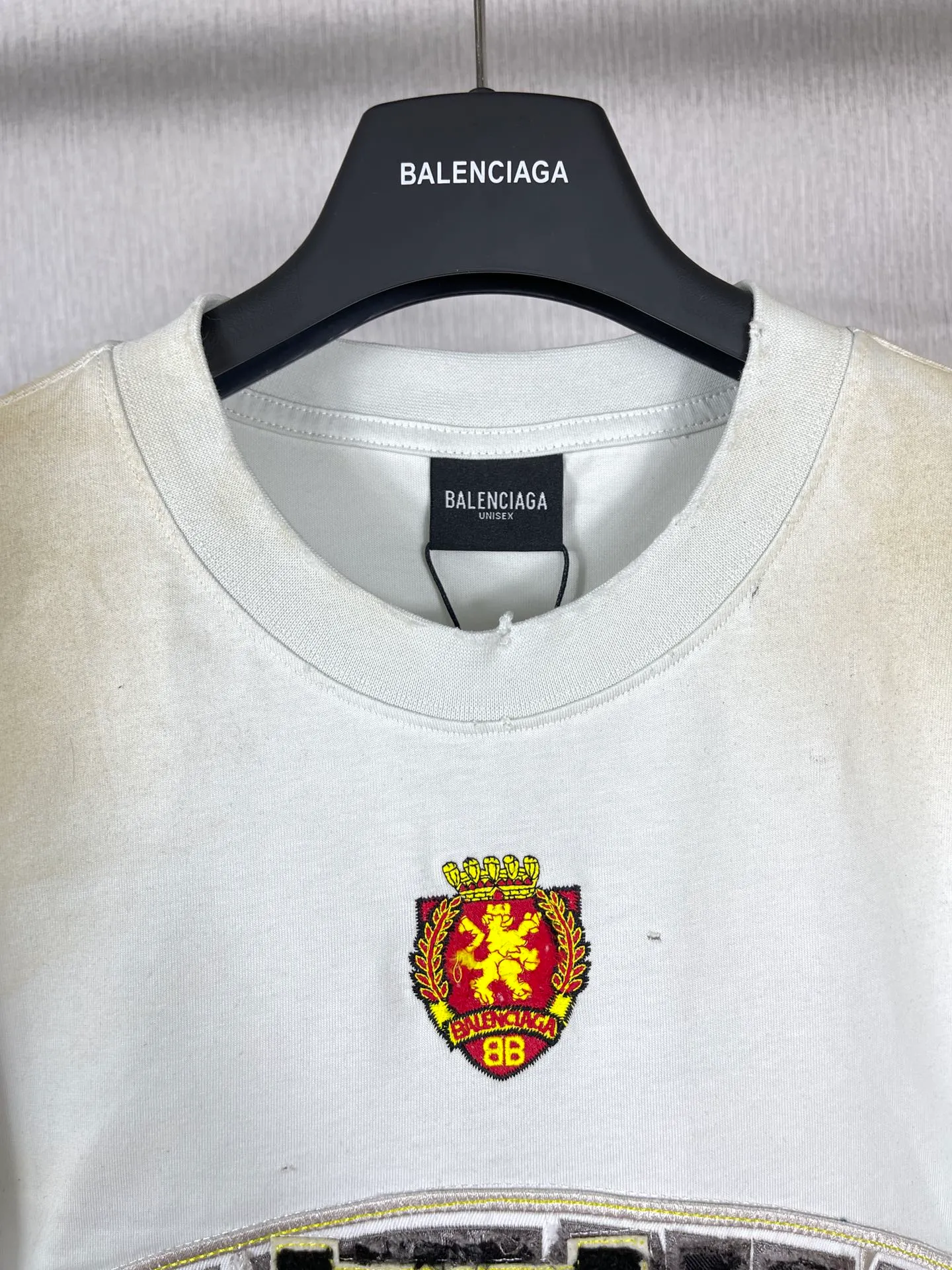 🅿️280 real photos [Top version. Official website quality] BALENCI*GA/Paris co-branded Manchester United. 23 latest models. Washed. Distressed. Worn. Inkjet painting. Short-sleeved T-shirt #Embroidered badge heavily tattered. Top-notch version. Welcome to compare. The fabric is made of Paris ZP custom-woven and dyed cotton double yarn. Weighing 260 grams, the cloth surface is clean. The cloth pattern is clear, soft and comfortable. The threads are dyed with no color difference. The front pattern embroidery is made with imported machine embroidery. The color of the chapter mark is the same. The embroidery and border are embroidered. The chapter mark is worn and distressed to match the brick cabinet. Ready-made clothes are washed and distressed. Painted with graffiti. The entire piece of clothing is restored with overweight craftsmanship. Jubie market produces pictures based on pictures. Welcome to compare. The version adopts OS loose shoulder design. Same style for men and women. Code: BL223102 Color: black, beige. Size: XS to L