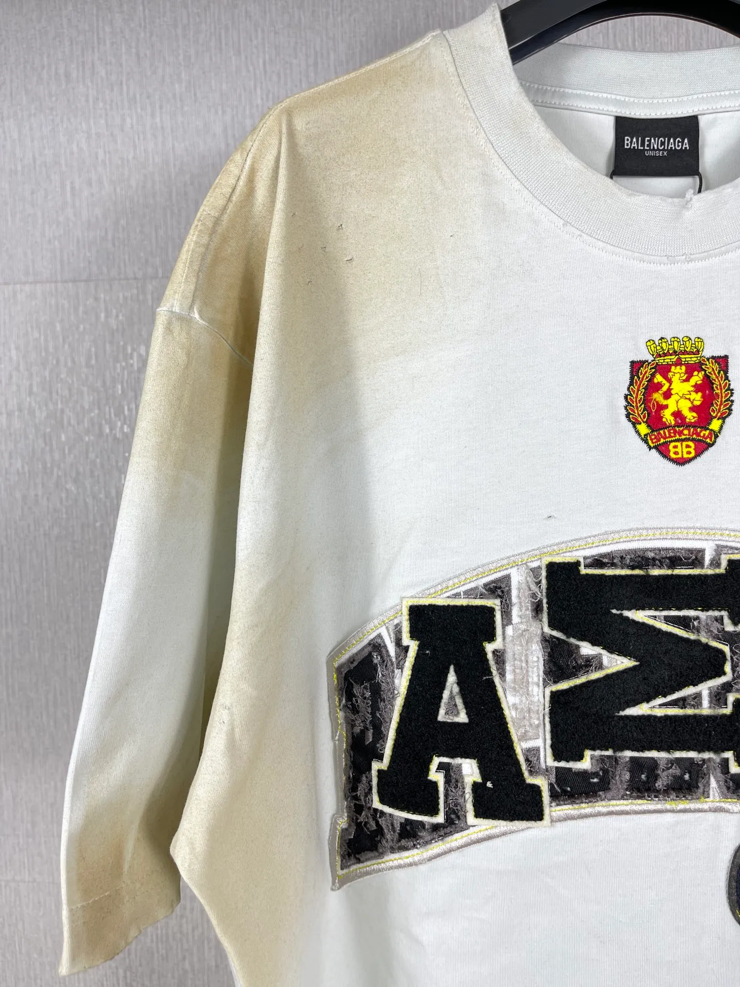 🅿️280 real photos [Top version. Official website quality] BALENCI*GA/Paris co-branded Manchester United. 23 latest models. Washed. Distressed. Worn. Inkjet painting. Short-sleeved T-shirt #Embroidered badge heavily tattered. Top-notch version. Welcome to compare. The fabric is made of Paris ZP custom-woven and dyed cotton double yarn. Weighing 260 grams, the cloth surface is clean. The cloth pattern is clear, soft and comfortable. The threads are dyed with no color difference. The front pattern embroidery is made with imported machine embroidery. The color of the chapter mark is the same. The embroidery and border are embroidered. The chapter mark is worn and distressed to match the brick cabinet. Ready-made clothes are washed and distressed. Painted with graffiti. The entire piece of clothing is restored with overweight craftsmanship. Jubie market produces pictures based on pictures. Welcome to compare. The version adopts OS loose shoulder design. Same style for men and women. Code: BL223102 Color: black, beige. Size: XS to L