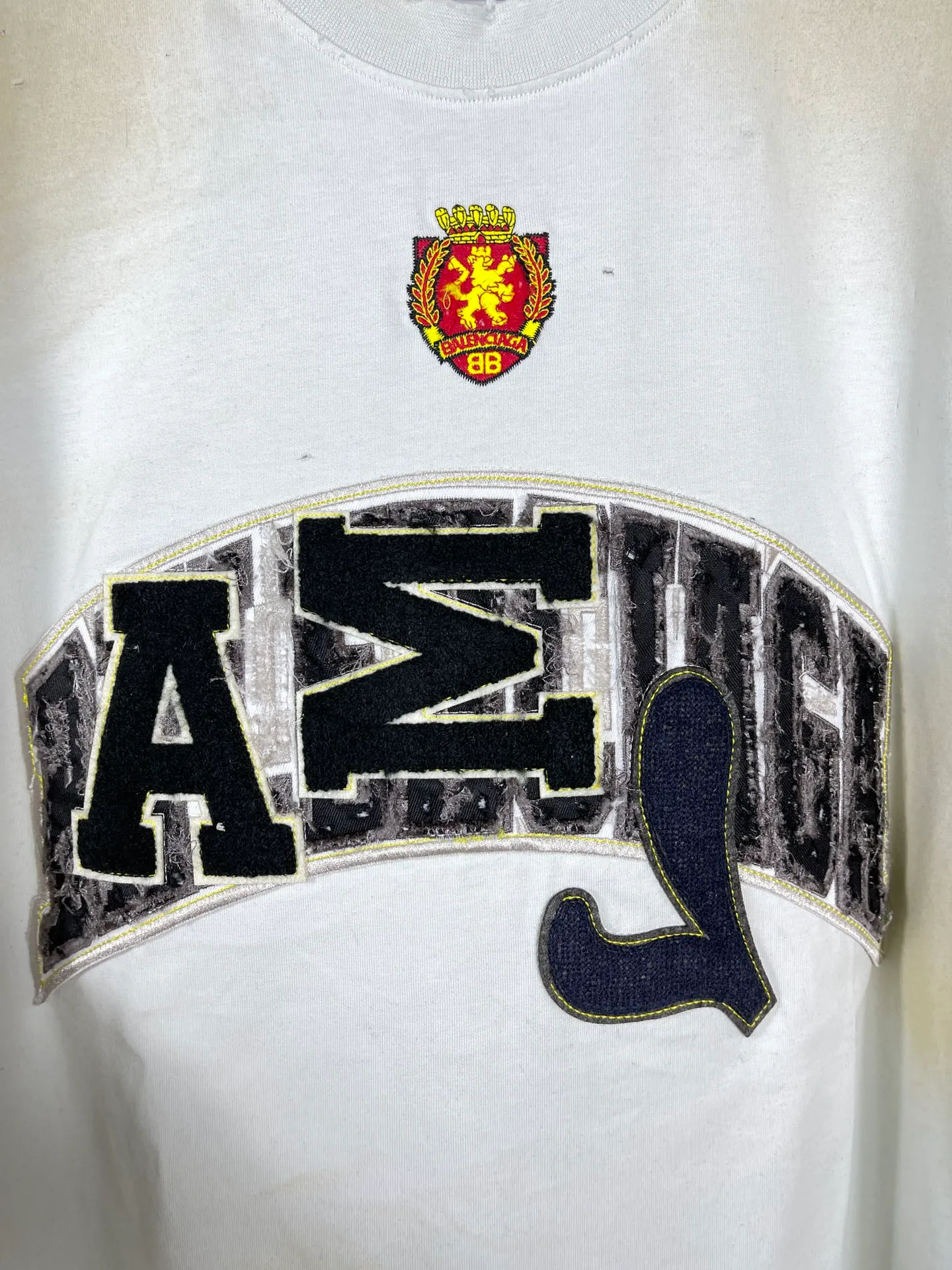 🅿️280 real photos [Top version. Official website quality] BALENCI*GA/Paris co-branded Manchester United. 23 latest models. Washed. Distressed. Worn. Inkjet painting. Short-sleeved T-shirt #Embroidered badge heavily tattered. Top-notch version. Welcome to compare. The fabric is made of Paris ZP custom-woven and dyed cotton double yarn. Weighing 260 grams, the cloth surface is clean. The cloth pattern is clear, soft and comfortable. The threads are dyed with no color difference. The front pattern embroidery is made with imported machine embroidery. The color of the chapter mark is the same. The embroidery and border are embroidered. The chapter mark is worn and distressed to match the brick cabinet. Ready-made clothes are washed and distressed. Painted with graffiti. The entire piece of clothing is restored with overweight craftsmanship. Jubie market produces pictures based on pictures. Welcome to compare. The version adopts OS loose shoulder design. Same style for men and women. Code: BL223102 Color: black, beige. Size: XS to L