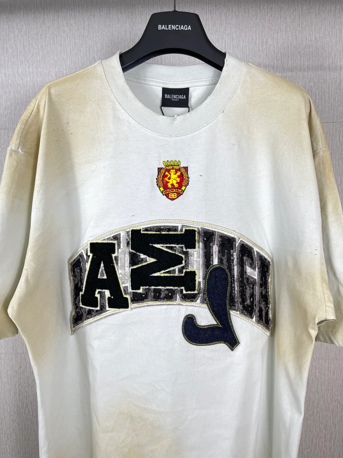 🅿️280 real photos [Top version. Official website quality] BALENCI*GA/Paris co-branded Manchester United. 23 latest models. Washed. Distressed. Worn. Inkjet painting. Short-sleeved T-shirt #Embroidered badge heavily tattered. Top-notch version. Welcome to compare. The fabric is made of Paris ZP custom-woven and dyed cotton double yarn. Weighing 260 grams, the cloth surface is clean. The cloth pattern is clear, soft and comfortable. The threads are dyed with no color difference. The front pattern embroidery is made with imported machine embroidery. The color of the chapter mark is the same. The embroidery and border are embroidered. The chapter mark is worn and distressed to match the brick cabinet. Ready-made clothes are washed and distressed. Painted with graffiti. The entire piece of clothing is restored with overweight craftsmanship. Jubie market produces pictures based on pictures. Welcome to compare. The version adopts OS loose shoulder design. Same style for men and women. Code: BL223102 Color: black, beige. Size: XS to L