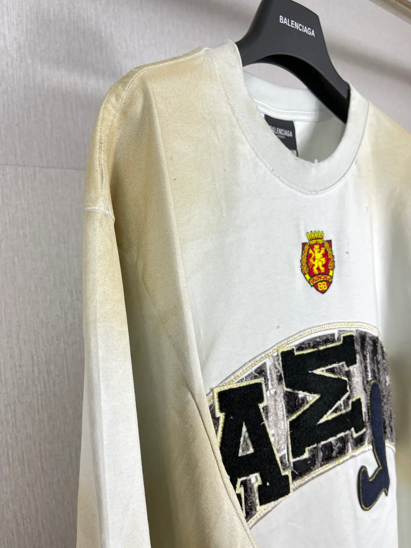 🅿️280 real photos [Top version. Official website quality] BALENCI*GA/Paris co-branded Manchester United. 23 latest models. Washed. Distressed. Worn. Inkjet painting. Short-sleeved T-shirt #Embroidered badge heavily tattered. Top-notch version. Welcome to compare. The fabric is made of Paris ZP custom-woven and dyed cotton double yarn. Weighing 260 grams, the cloth surface is clean. The cloth pattern is clear, soft and comfortable. The threads are dyed with no color difference. The front pattern embroidery is made with imported machine embroidery. The color of the chapter mark is the same. The embroidery and border are embroidered. The chapter mark is worn and distressed to match the brick cabinet. Ready-made clothes are washed and distressed. Painted with graffiti. The entire piece of clothing is restored with overweight craftsmanship. Jubie market produces pictures based on pictures. Welcome to compare. The version adopts OS loose shoulder design. Same style for men and women. Code: BL223102 Color: black, beige. Size: XS to L