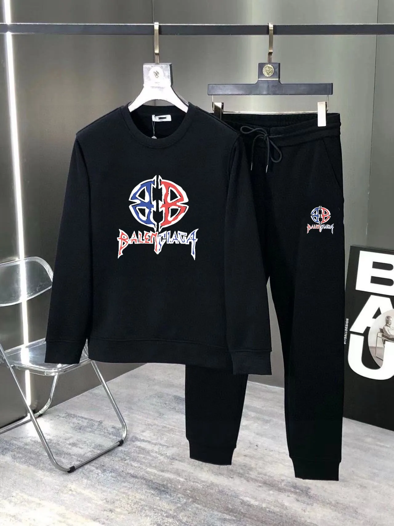 🅿️380 [BALENCIAGA] (Gospel for Fatty) hot-selling suit is coming. Focus on the original version of the official website. 2025 new hot-selling sweatshirt suit. The original order is the best. 🇭🇰The meticulous work of top designers. It has a fitting and perfect upper body effect. 100% natural high-quality Roman cotton, close-fitting comfort, noble and elegant! Original hardware embodies elegance and nobility! Counter size: M-5XL (maximum wear up to 220 pounds)