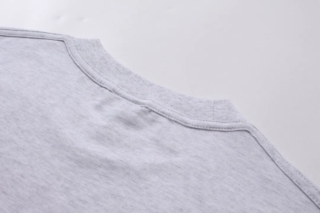 🅿️174 Detailed pictures [Top version. Official website quality] BALENCI*GA/Paris #2024 new model, the latest LOGO design on the chest. Mirror reverse printing The whole garment is made of Y-plate, and the garment is made with the bottom as the reverse side to make the outfit. #2024 Spring and Summer Brick Cabinet Synchronization Welcome to compare. The fabric is made of Paris ZP custom-woven and dyed cotton double yarn, with a weight of 260 grams. The cloth surface is clean. The cloth pattern is clear, soft and comfortable. The threads are dyed with no color difference. The classic letter LOGO is printed with imported environmentally friendly glue. The letters are clear and the effect is three-dimensional. Restore the brick cabinet, adopt OS loose shoulder style. Same style for men and women. Code: BL223352 Color: black. Light gray Size: XS to L