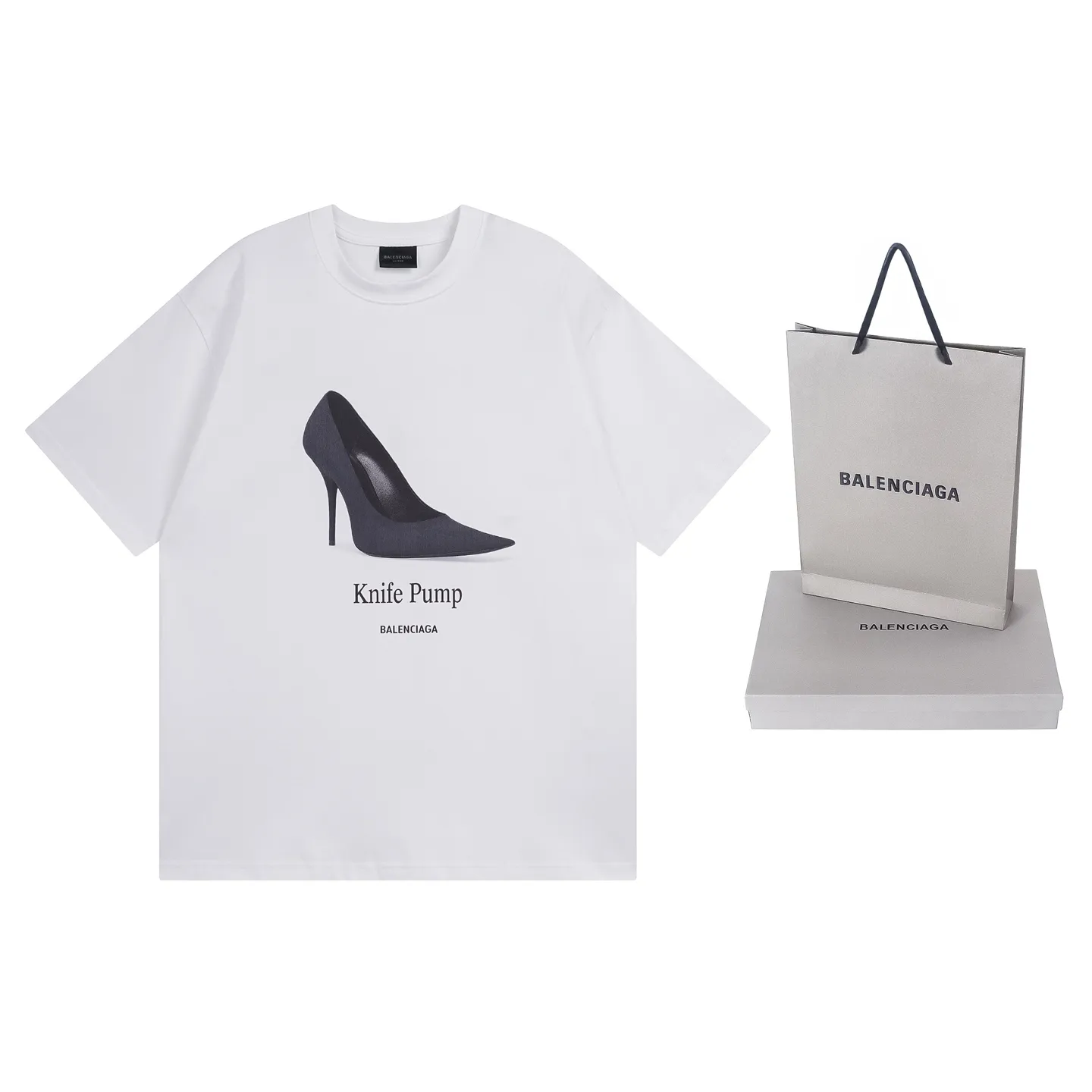 🅿️180 real photos [Top version. Official website quality] BALENCI*GA/Paris. SS25 latest model, Paris high-heeled shoes with direct spray printing on the front and back of short-sleeved T-shirts. Brick cabinet synchronization. Genuine product developed at the first time, happy to print and compare! The fabric is made of Paris ZP custom-woven and dyed cotton double yarn. Weighing 260 grams, the cloth surface is clean. The cloth pattern is clear, soft and comfortable. The threads are dyed with no color difference. The printing uses direct-injection environmentally friendly imported materials. The letters are clear and the effect is three-dimensional. The version adopts OS loose shoulder design. Same style for men and women. Code: BL253670 Color: White Size: XS S M L