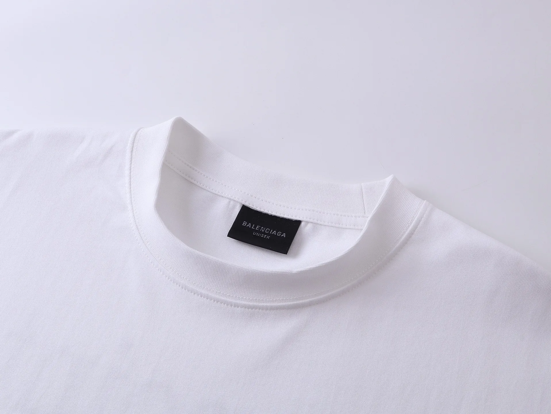 🅿️180 real photos [Top version. Official website quality] BALENCI*GA/Paris. SS25 latest model, Paris high-heeled shoes with direct spray printing on the front and back of short-sleeved T-shirts. Brick cabinet synchronization. Genuine product developed at the first time, happy to print and compare! The fabric is made of Paris ZP custom-woven and dyed cotton double yarn. Weighing 260 grams, the cloth surface is clean. The cloth pattern is clear, soft and comfortable. The threads are dyed with no color difference. The printing uses direct-injection environmentally friendly imported materials. The letters are clear and the effect is three-dimensional. The version adopts OS loose shoulder design. Same style for men and women. Code: BL253670 Color: White Size: XS S M L