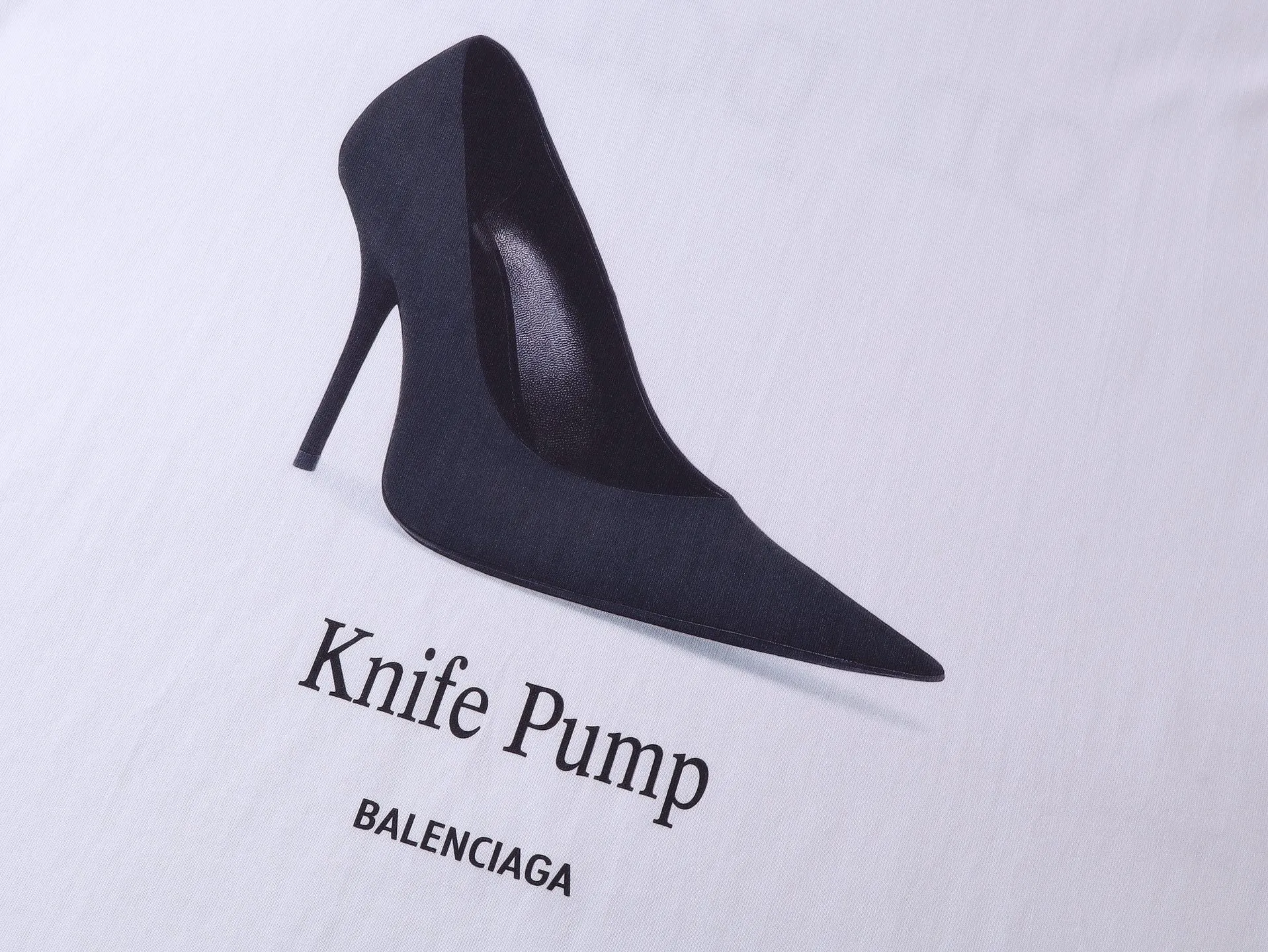 🅿️180 real photos [Top version. Official website quality] BALENCI*GA/Paris. SS25 latest model, Paris high-heeled shoes with direct spray printing on the front and back of short-sleeved T-shirts. Brick cabinet synchronization. Genuine product developed at the first time, happy to print and compare! The fabric is made of Paris ZP custom-woven and dyed cotton double yarn. Weighing 260 grams, the cloth surface is clean. The cloth pattern is clear, soft and comfortable. The threads are dyed with no color difference. The printing uses direct-injection environmentally friendly imported materials. The letters are clear and the effect is three-dimensional. The version adopts OS loose shoulder design. Same style for men and women. Code: BL253670 Color: White Size: XS S M L