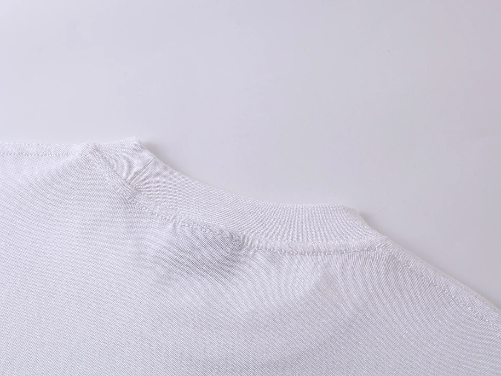 🅿️180 real photos [Top version. Official website quality] BALENCI*GA/Paris. SS25 latest model, Paris high-heeled shoes with direct spray printing on the front and back of short-sleeved T-shirts. Brick cabinet synchronization. Genuine product developed at the first time, happy to print and compare! The fabric is made of Paris ZP custom-woven and dyed cotton double yarn. Weighing 260 grams, the cloth surface is clean. The cloth pattern is clear, soft and comfortable. The threads are dyed with no color difference. The printing uses direct-injection environmentally friendly imported materials. The letters are clear and the effect is three-dimensional. The version adopts OS loose shoulder design. Same style for men and women. Code: BL253670 Color: White Size: XS S M L