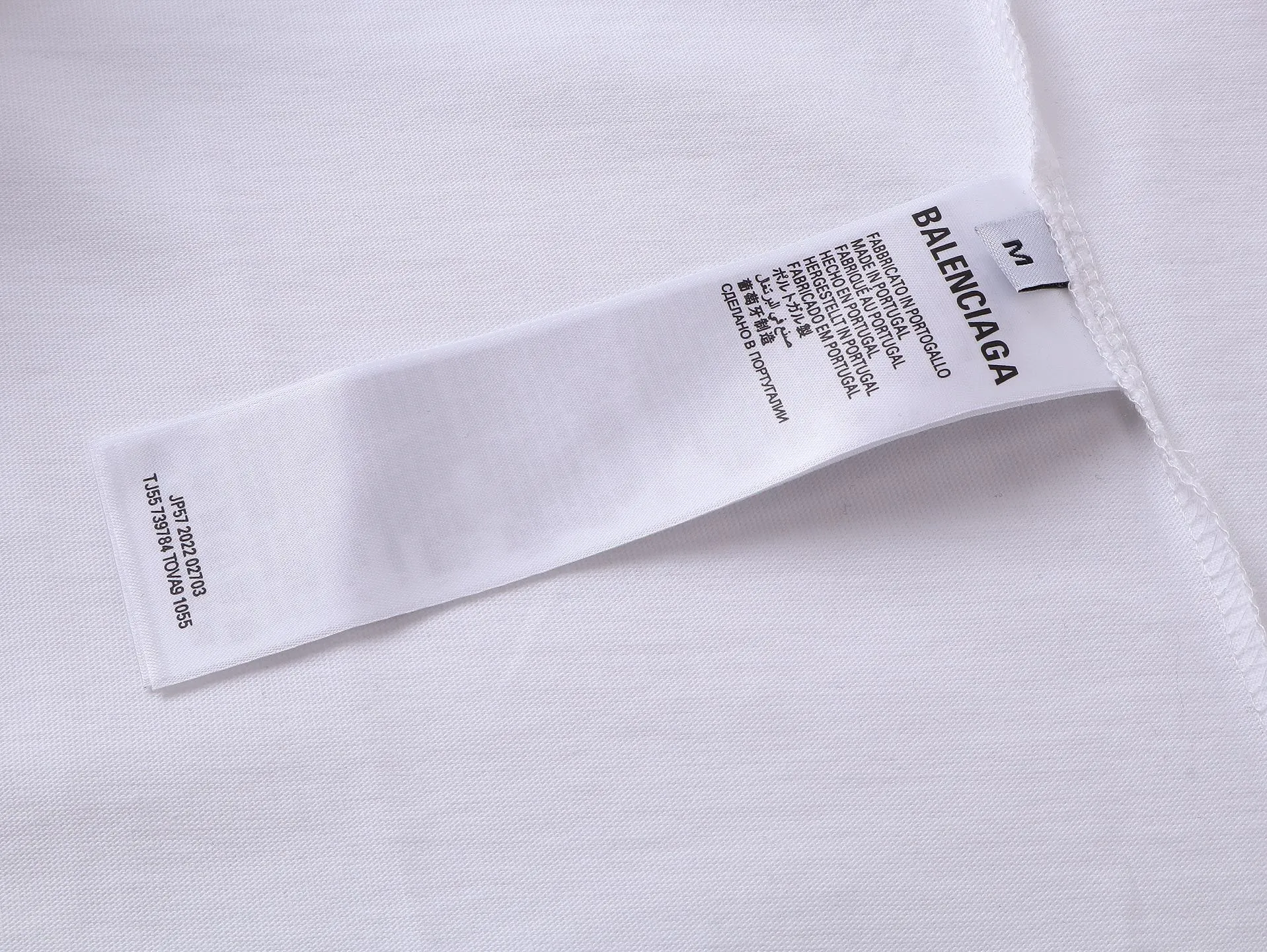 🅿️180 real photos [Top version. Official website quality] BALENCI*GA/Paris. SS25 latest model, Paris high-heeled shoes with direct spray printing on the front and back of short-sleeved T-shirts. Brick cabinet synchronization. Genuine product developed at the first time, happy to print and compare! The fabric is made of Paris ZP custom-woven and dyed cotton double yarn. Weighing 260 grams, the cloth surface is clean. The cloth pattern is clear, soft and comfortable. The threads are dyed with no color difference. The printing uses direct-injection environmentally friendly imported materials. The letters are clear and the effect is three-dimensional. The version adopts OS loose shoulder design. Same style for men and women. Code: BL253670 Color: White Size: XS S M L