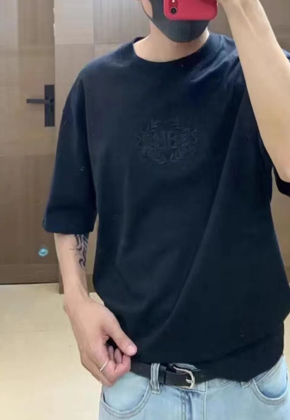 ♻️💯Upper body reference model picture❤️BALENCIAGA Balenciaga Lion Laurel Luminous Elf Embroidered Pure Cotton Loose, Breathable and Sweat-Absorbent Fashion Brand Short Sleeves for Male and Female Couples. Everyone has seen this powerful and domineering print. As a Parisian fan, you must buy one for your collection. This printing uses luminous embroidery technology, and the focus is on the principles of material and machine. Produced by Tajima embroidery imported from Japan. The reason why Sakura brand luminous embroidery thread can glow at night is mainly due to the rare earth component in the thread. However, as rare earths are becoming more and more scarce in China, the price of luminous embroidery thread has gradually increased. Only big brands will make luminous embroidery thread. Secondly, the products we use are IOS certified products and are absolutely environmentally friendly and harmless. Never use cheap products that are harmful to the human body!  Color: black (only white has luminous effect) Size: XS-L P:250