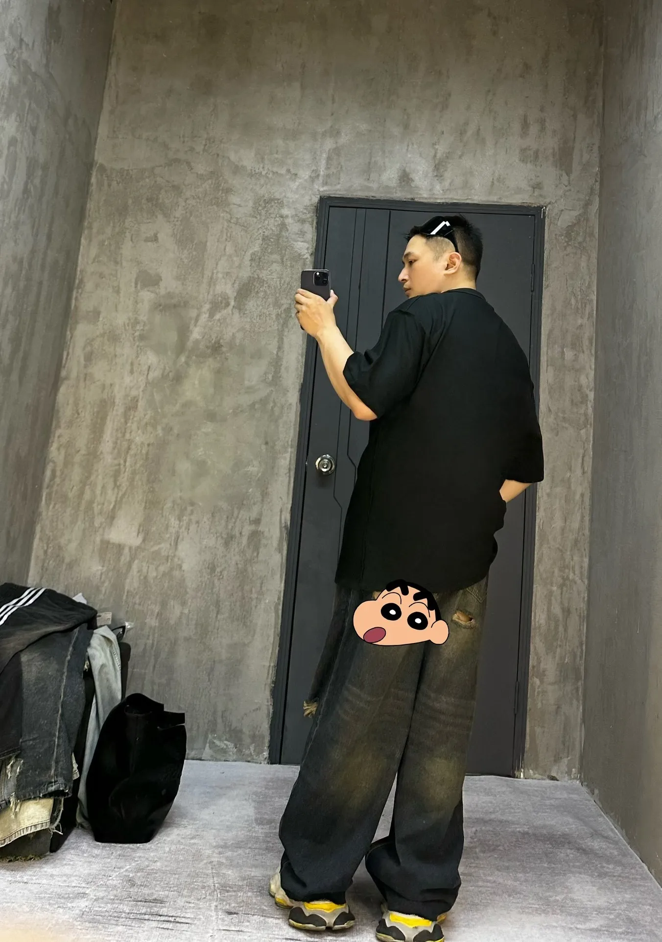 🎀Hot model pictures🎀 Top tested version BALENCIAGA/Balenciaga 2024 SS mirrored double-loop LOGO classic letter embroidered short-sleeved T-shirt ✅No.1 quality in this market Real ceiling quality ✅All original development drawings pay attention to details to avoid mixed use of stolen pictures by merchants ✅Correct 260g custom-woven and dyed double yarn fabric, soft, breathable and comfortable ✅Imported Tajima embroidery machine with 150,000 needles, the embroidery effect is full, three-dimensional and clear without burrs. ✅Custom-dyed threads, no color difference, no deformation, overweight craftsmanship, different market currency. Let me explain why mine is a little more expensive than others, 1. It seems to be a simple printing or embroidery, but it is not simple at all. 10000% imported machine restoration. Not just lip service. Welcome to compare with peers. 2. Each model is produced by the company. The details of the workmanship and fabrics are consistent with the original ones. There is no color difference with the counter. Replica is not terrible. Whoever fakes it will be embarrassed. It’s not shameful to make a replica, it’s shameful if you can’t buy the correct version if you make a replica. 3. Note that the threaded collars are all original collars of certain countries and regions, with high wrapping. The width of the neckline and cabinets are accurate to the millimeter. Thick necklines are not easy to deform. The collars of high-end products are all restored cabinets. They are different from the big collars in the world. Ordinary garbage short-sleeves are printed with a print. The clavicle of the upper body is exposed. Please be patient. Customers who have bought genuine products or have seen genuine products will come back to place orders again. This is quality. This is quality. 4. Different styles of washed wheat main wheat, including imported wheat, have different colors and codes. Really restore the counter. As we all know, Balenciaga has different English or different colors on the collar labels of each quarter. This distinguishes the fast food products with the same common main wheat washed wheat. 5. Pay attention to the workmanship. The stitching at the neckline has no folds, smooth and natural without overlapping lines, and truly restores this. This is something that many people cannot do. 6. The fabric is made of 260g Paris-specific double yarn. No one can make better fabrics than my family. There's really no way to compare it with the ordinary version on the market. Respect it. It's genuine and costs thousands of dollars anyway. Don't buy street stalls. Quality 7. The workmanship is fully restored. The packaging is fully restored. The cost is huge. 8. I guarantee here that this is the highest quality you can find. Size: S--XL Color: Black White P: 260