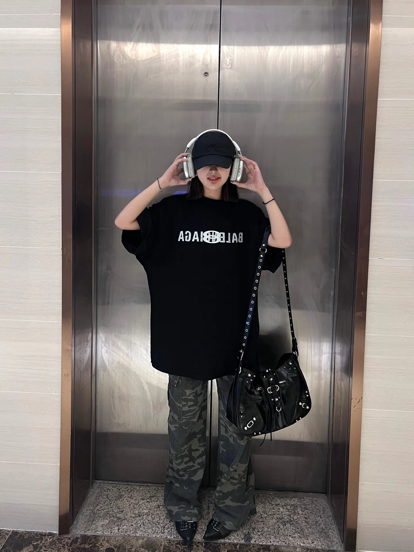 🎀Hot model pictures🎀 Top tested version BALENCIAGA/Balenciaga 2024 SS mirrored double-loop LOGO classic letter embroidered short-sleeved T-shirt ✅No.1 quality in this market Real ceiling quality ✅All original development drawings pay attention to details to avoid mixed use of stolen pictures by merchants ✅Correct 260g custom-woven and dyed double yarn fabric, soft, breathable and comfortable ✅Imported Tajima embroidery machine with 150,000 needles, the embroidery effect is full, three-dimensional and clear without burrs. ✅Custom-dyed threads, no color difference, no deformation, overweight craftsmanship, different market currency. Let me explain why mine is a little more expensive than others, 1. It seems to be a simple printing or embroidery, but it is not simple at all. 10000% imported machine restoration. Not just lip service. Welcome to compare with peers. 2. Each model is produced by the company. The details of the workmanship and fabrics are consistent with the original ones. There is no color difference with the counter. Replica is not terrible. Whoever fakes it will be embarrassed. It’s not shameful to make a replica, it’s shameful if you can’t buy the correct version if you make a replica. 3. Note that the threaded collars are all original collars of certain countries and regions, with high wrapping. The width of the neckline and cabinets are accurate to the millimeter. Thick necklines are not easy to deform. The collars of high-end products are all restored cabinets. They are different from the big collars in the world. Ordinary garbage short-sleeves are printed with a print. The clavicle of the upper body is exposed. Please be patient. Customers who have bought genuine products or have seen genuine products will come back to place orders again. This is quality. This is quality. 4. Different styles of washed wheat main wheat, including imported wheat, have different colors and codes. Really restore the counter. As we all know, Balenciaga has different English or different colors on the collar labels of each quarter. This distinguishes the fast food products with the same common main wheat washed wheat. 5. Pay attention to the workmanship. The stitching at the neckline has no folds, smooth and natural without overlapping lines, and truly restores this. This is something that many people cannot do. 6. The fabric is made of 260g Paris-specific double yarn. No one can make better fabrics than my family. There's really no way to compare it with the ordinary version on the market. Respect it. It's genuine and costs thousands of dollars anyway. Don't buy street stalls. Quality 7. The workmanship is fully restored. The packaging is fully restored. The cost is huge. 8. I guarantee here that this is the highest quality you can find. Size: S--XL Color: Black White P: 260