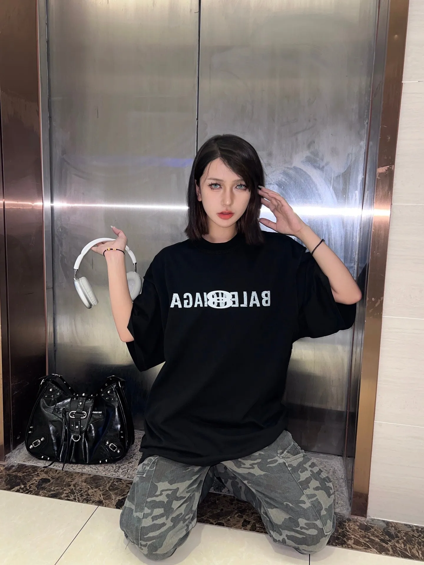 🎀Hot model pictures🎀 Top tested version BALENCIAGA/Balenciaga 2024 SS mirrored double-loop LOGO classic letter embroidered short-sleeved T-shirt ✅No.1 quality in this market Real ceiling quality ✅All original development drawings pay attention to details to avoid mixed use of stolen pictures by merchants ✅Correct 260g custom-woven and dyed double yarn fabric, soft, breathable and comfortable ✅Imported Tajima embroidery machine with 150,000 needles, the embroidery effect is full, three-dimensional and clear without burrs. ✅Custom-dyed threads, no color difference, no deformation, overweight craftsmanship, different market currency. Let me explain why mine is a little more expensive than others, 1. It seems to be a simple printing or embroidery, but it is not simple at all. 10000% imported machine restoration. Not just lip service. Welcome to compare with peers. 2. Each model is produced by the company. The details of the workmanship and fabrics are consistent with the original ones. There is no color difference with the counter. Replica is not terrible. Whoever fakes it will be embarrassed. It’s not shameful to make a replica, it’s shameful if you can’t buy the correct version if you make a replica. 3. Note that the threaded collars are all original collars of certain countries and regions, with high wrapping. The width of the neckline and cabinets are accurate to the millimeter. Thick necklines are not easy to deform. The collars of high-end products are all restored cabinets. They are different from the big collars in the world. Ordinary garbage short-sleeves are printed with a print. The clavicle of the upper body is exposed. Please be patient. Customers who have bought genuine products or have seen genuine products will come back to place orders again. This is quality. This is quality. 4. Different styles of washed wheat main wheat, including imported wheat, have different colors and codes. Really restore the counter. As we all know, Balenciaga has different English or different colors on the collar labels of each quarter. This distinguishes the fast food products with the same common main wheat washed wheat. 5. Pay attention to the workmanship. The stitching at the neckline has no folds, smooth and natural without overlapping lines, and truly restores this. This is something that many people cannot do. 6. The fabric is made of 260g Paris-specific double yarn. No one can make better fabrics than my family. There's really no way to compare it with the ordinary version on the market. Respect it. It's genuine and costs thousands of dollars anyway. Don't buy street stalls. Quality 7. The workmanship is fully restored. The packaging is fully restored. The cost is huge. 8. I guarantee here that this is the highest quality you can find. Size: S--XL Color: Black White P: 260