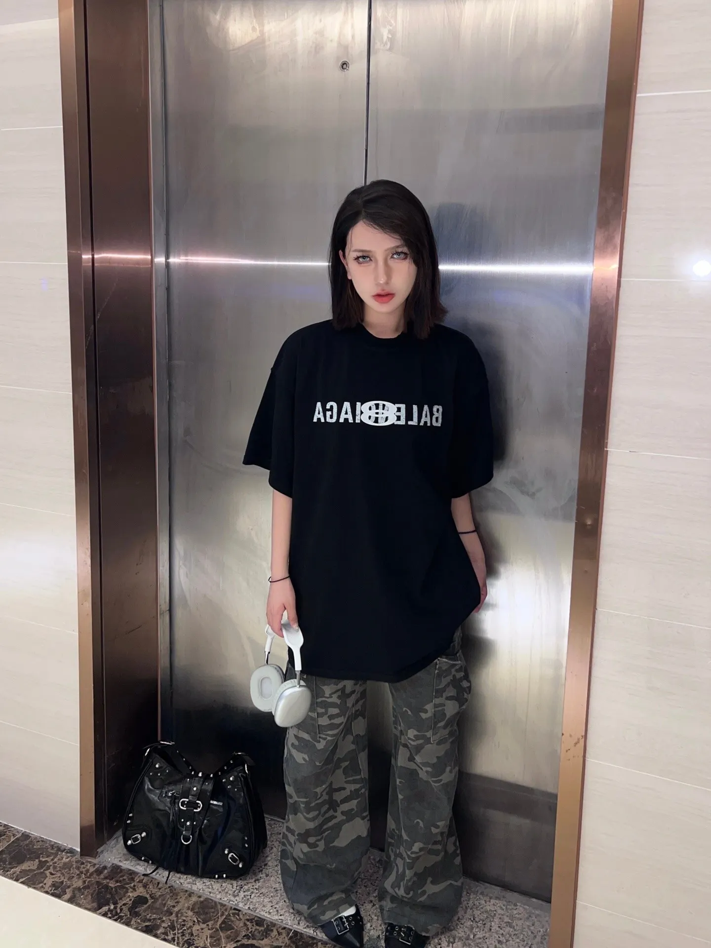 🎀Hot model pictures🎀 Top tested version BALENCIAGA/Balenciaga 2024 SS mirrored double-loop LOGO classic letter embroidered short-sleeved T-shirt ✅No.1 quality in this market Real ceiling quality ✅All original development drawings pay attention to details to avoid mixed use of stolen pictures by merchants ✅Correct 260g custom-woven and dyed double yarn fabric, soft, breathable and comfortable ✅Imported Tajima embroidery machine with 150,000 needles, the embroidery effect is full, three-dimensional and clear without burrs. ✅Custom-dyed threads, no color difference, no deformation, overweight craftsmanship, different market currency. Let me explain why mine is a little more expensive than others, 1. It seems to be a simple printing or embroidery, but it is not simple at all. 10000% imported machine restoration. Not just lip service. Welcome to compare with peers. 2. Each model is produced by the company. The details of the workmanship and fabrics are consistent with the original ones. There is no color difference with the counter. Replica is not terrible. Whoever fakes it will be embarrassed. It’s not shameful to make a replica, it’s shameful if you can’t buy the correct version if you make a replica. 3. Note that the threaded collars are all original collars of certain countries and regions, with high wrapping. The width of the neckline and cabinets are accurate to the millimeter. Thick necklines are not easy to deform. The collars of high-end products are all restored cabinets. They are different from the big collars in the world. Ordinary garbage short-sleeves are printed with a print. The clavicle of the upper body is exposed. Please be patient. Customers who have bought genuine products or have seen genuine products will come back to place orders again. This is quality. This is quality. 4. Different styles of washed wheat main wheat, including imported wheat, have different colors and codes. Really restore the counter. As we all know, Balenciaga has different English or different colors on the collar labels of each quarter. This distinguishes the fast food products with the same common main wheat washed wheat. 5. Pay attention to the workmanship. The stitching at the neckline has no folds, smooth and natural without overlapping lines, and truly restores this. This is something that many people cannot do. 6. The fabric is made of 260g Paris-specific double yarn. No one can make better fabrics than my family. There's really no way to compare it with the ordinary version on the market. Respect it. It's genuine and costs thousands of dollars anyway. Don't buy street stalls. Quality 7. The workmanship is fully restored. The packaging is fully restored. The cost is huge. 8. I guarantee here that this is the highest quality you can find. Size: S--XL Color: Black White P: 260