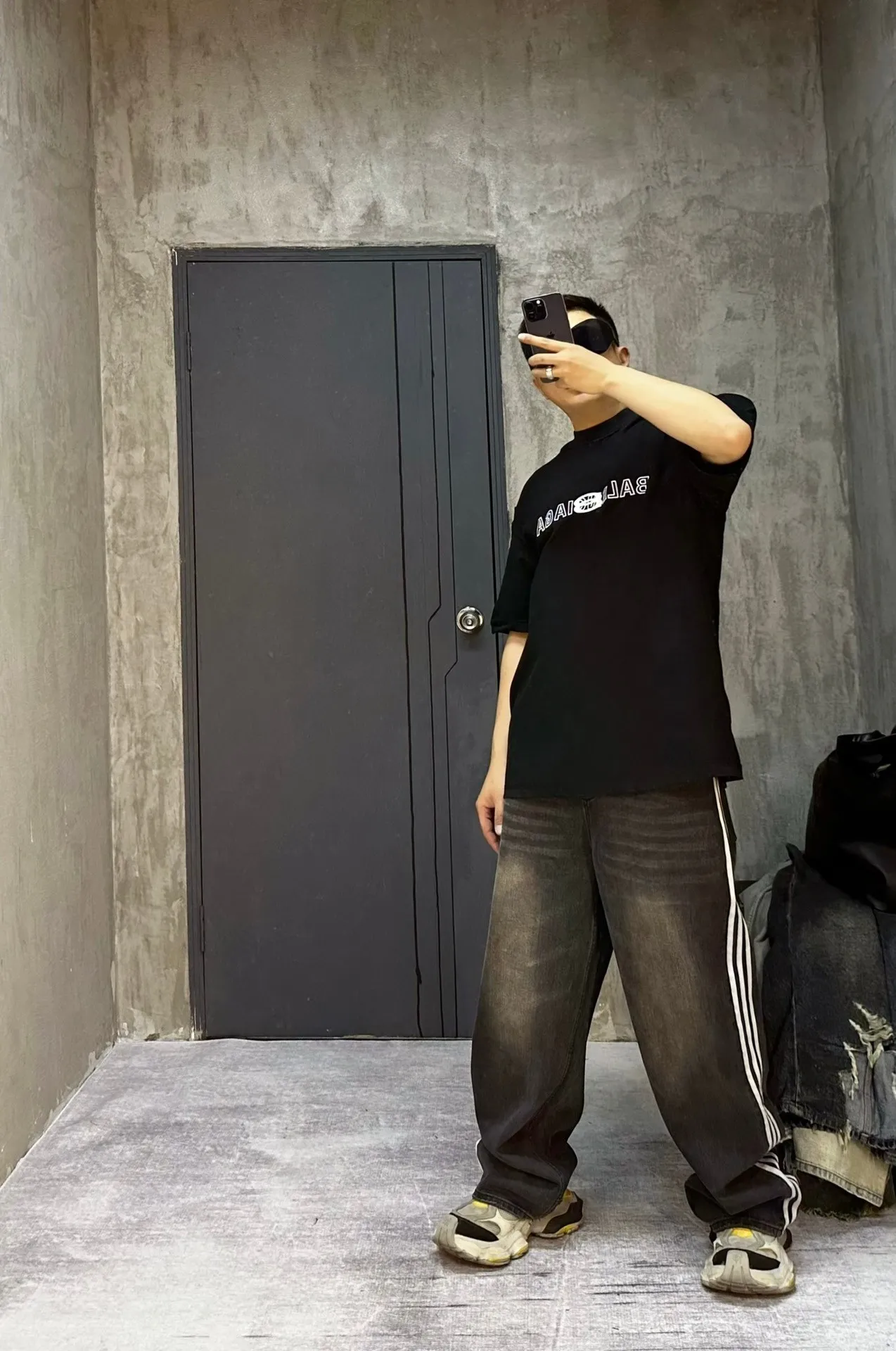 🎀Hot model pictures🎀 Top tested version BALENCIAGA/Balenciaga 2024 SS mirrored double-loop LOGO classic letter embroidered short-sleeved T-shirt ✅No.1 quality in this market Real ceiling quality ✅All original development drawings pay attention to details to avoid mixed use of stolen pictures by merchants ✅Correct 260g custom-woven and dyed double yarn fabric, soft, breathable and comfortable ✅Imported Tajima embroidery machine with 150,000 needles, the embroidery effect is full, three-dimensional and clear without burrs. ✅Custom-dyed threads, no color difference, no deformation, overweight craftsmanship, different market currency. Let me explain why mine is a little more expensive than others, 1. It seems to be a simple printing or embroidery, but it is not simple at all. 10000% imported machine restoration. Not just lip service. Welcome to compare with peers. 2. Each model is produced by the company. The details of the workmanship and fabrics are consistent with the original ones. There is no color difference with the counter. Replica is not terrible. Whoever fakes it will be embarrassed. It’s not shameful to make a replica, it’s shameful if you can’t buy the correct version if you make a replica. 3. Note that the threaded collars are all original collars of certain countries and regions, with high wrapping. The width of the neckline and cabinets are accurate to the millimeter. Thick necklines are not easy to deform. The collars of high-end products are all restored cabinets. They are different from the big collars in the world. Ordinary garbage short-sleeves are printed with a print. The clavicle of the upper body is exposed. Please be patient. Customers who have bought genuine products or have seen genuine products will come back to place orders again. This is quality. This is quality. 4. Different styles of washed wheat main wheat, including imported wheat, have different colors and codes. Really restore the counter. As we all know, Balenciaga has different English or different colors on the collar labels of each quarter. This distinguishes the fast food products with the same common main wheat washed wheat. 5. Pay attention to the workmanship. The stitching at the neckline has no folds, smooth and natural without overlapping lines, and truly restores this. This is something that many people cannot do. 6. The fabric is made of 260g Paris-specific double yarn. No one can make better fabrics than my family. There's really no way to compare it with the ordinary version on the market. Respect it. It's genuine and costs thousands of dollars anyway. Don't buy street stalls. Quality 7. The workmanship is fully restored. The packaging is fully restored. The cost is huge. 8. I guarantee here that this is the highest quality you can find. Size: S--XL Color: Black White P: 260