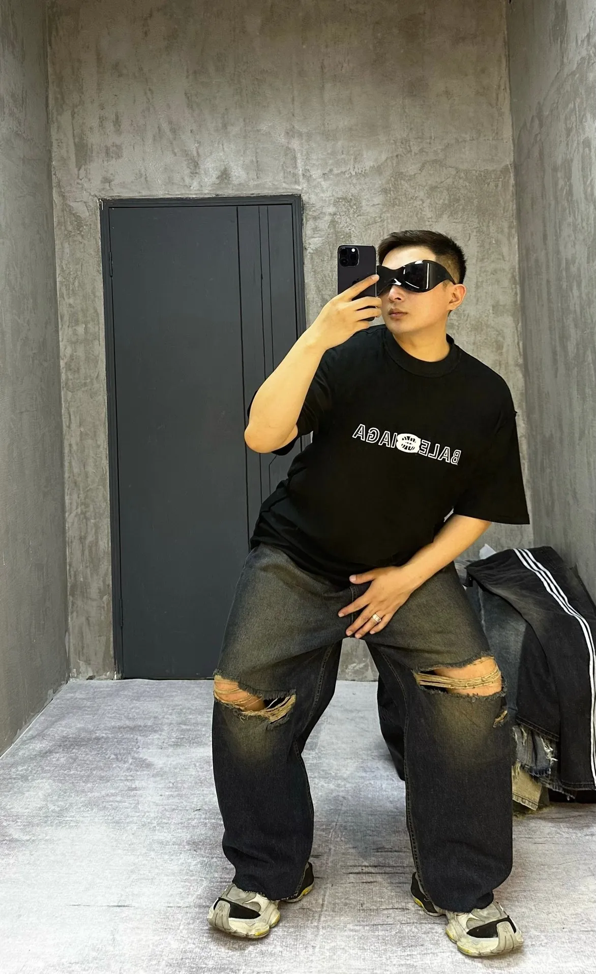 🎀Hot model pictures🎀 Top tested version BALENCIAGA/Balenciaga 2024 SS mirrored double-loop LOGO classic letter embroidered short-sleeved T-shirt ✅No.1 quality in this market Real ceiling quality ✅All original development drawings pay attention to details to avoid mixed use of stolen pictures by merchants ✅Correct 260g custom-woven and dyed double yarn fabric, soft, breathable and comfortable ✅Imported Tajima embroidery machine with 150,000 needles, the embroidery effect is full, three-dimensional and clear without burrs. ✅Custom-dyed threads, no color difference, no deformation, overweight craftsmanship, different market currency. Let me explain why mine is a little more expensive than others, 1. It seems to be a simple printing or embroidery, but it is not simple at all. 10000% imported machine restoration. Not just lip service. Welcome to compare with peers. 2. Each model is produced by the company. The details of the workmanship and fabrics are consistent with the original ones. There is no color difference with the counter. Replica is not terrible. Whoever fakes it will be embarrassed. It’s not shameful to make a replica, it’s shameful if you can’t buy the correct version if you make a replica. 3. Note that the threaded collars are all original collars of certain countries and regions, with high wrapping. The width of the neckline and cabinets are accurate to the millimeter. Thick necklines are not easy to deform. The collars of high-end products are all restored cabinets. They are different from the big collars in the world. Ordinary garbage short-sleeves are printed with a print. The clavicle of the upper body is exposed. Please be patient. Customers who have bought genuine products or have seen genuine products will come back to place orders again. This is quality. This is quality. 4. Different styles of washed wheat main wheat, including imported wheat, have different colors and codes. Really restore the counter. As we all know, Balenciaga has different English or different colors on the collar labels of each quarter. This distinguishes the fast food products with the same common main wheat washed wheat. 5. Pay attention to the workmanship. The stitching at the neckline has no folds, smooth and natural without overlapping lines, and truly restores this. This is something that many people cannot do. 6. The fabric is made of 260g Paris-specific double yarn. No one can make better fabrics than my family. There's really no way to compare it with the ordinary version on the market. Respect it. It's genuine and costs thousands of dollars anyway. Don't buy street stalls. Quality 7. The workmanship is fully restored. The packaging is fully restored. The cost is huge. 8. I guarantee here that this is the highest quality you can find. Size: S--XL Color: Black White P: 260
