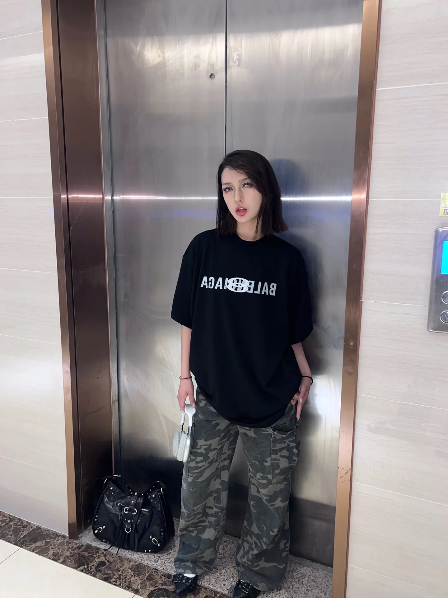 🎀Hot model pictures🎀 Top tested version BALENCIAGA/Balenciaga 2024 SS mirrored double-loop LOGO classic letter embroidered short-sleeved T-shirt ✅No.1 quality in this market Real ceiling quality ✅All original development drawings pay attention to details to avoid mixed use of stolen pictures by merchants ✅Correct 260g custom-woven and dyed double yarn fabric, soft, breathable and comfortable ✅Imported Tajima embroidery machine with 150,000 needles, the embroidery effect is full, three-dimensional and clear without burrs. ✅Custom-dyed threads, no color difference, no deformation, overweight craftsmanship, different market currency. Let me explain why mine is a little more expensive than others, 1. It seems to be a simple printing or embroidery, but it is not simple at all. 10000% imported machine restoration. Not just lip service. Welcome to compare with peers. 2. Each model is produced by the company. The details of the workmanship and fabrics are consistent with the original ones. There is no color difference with the counter. Replica is not terrible. Whoever fakes it will be embarrassed. It’s not shameful to make a replica, it’s shameful if you can’t buy the correct version if you make a replica. 3. Note that the threaded collars are all original collars of certain countries and regions, with high wrapping. The width of the neckline and cabinets are accurate to the millimeter. Thick necklines are not easy to deform. The collars of high-end products are all restored cabinets. They are different from the big collars in the world. Ordinary garbage short-sleeves are printed with a print. The clavicle of the upper body is exposed. Please be patient. Customers who have bought genuine products or have seen genuine products will come back to place orders again. This is quality. This is quality. 4. Different styles of washed wheat main wheat, including imported wheat, have different colors and codes. Really restore the counter. As we all know, Balenciaga has different English or different colors on the collar labels of each quarter. This distinguishes the fast food products with the same common main wheat washed wheat. 5. Pay attention to the workmanship. The stitching at the neckline has no folds, smooth and natural without overlapping lines, and truly restores this. This is something that many people cannot do. 6. The fabric is made of 260g Paris-specific double yarn. No one can make better fabrics than my family. There's really no way to compare it with the ordinary version on the market. Respect it. It's genuine and costs thousands of dollars anyway. Don't buy street stalls. Quality 7. The workmanship is fully restored. The packaging is fully restored. The cost is huge. 8. I guarantee here that this is the highest quality you can find. Size: S--XL Color: Black White P: 260