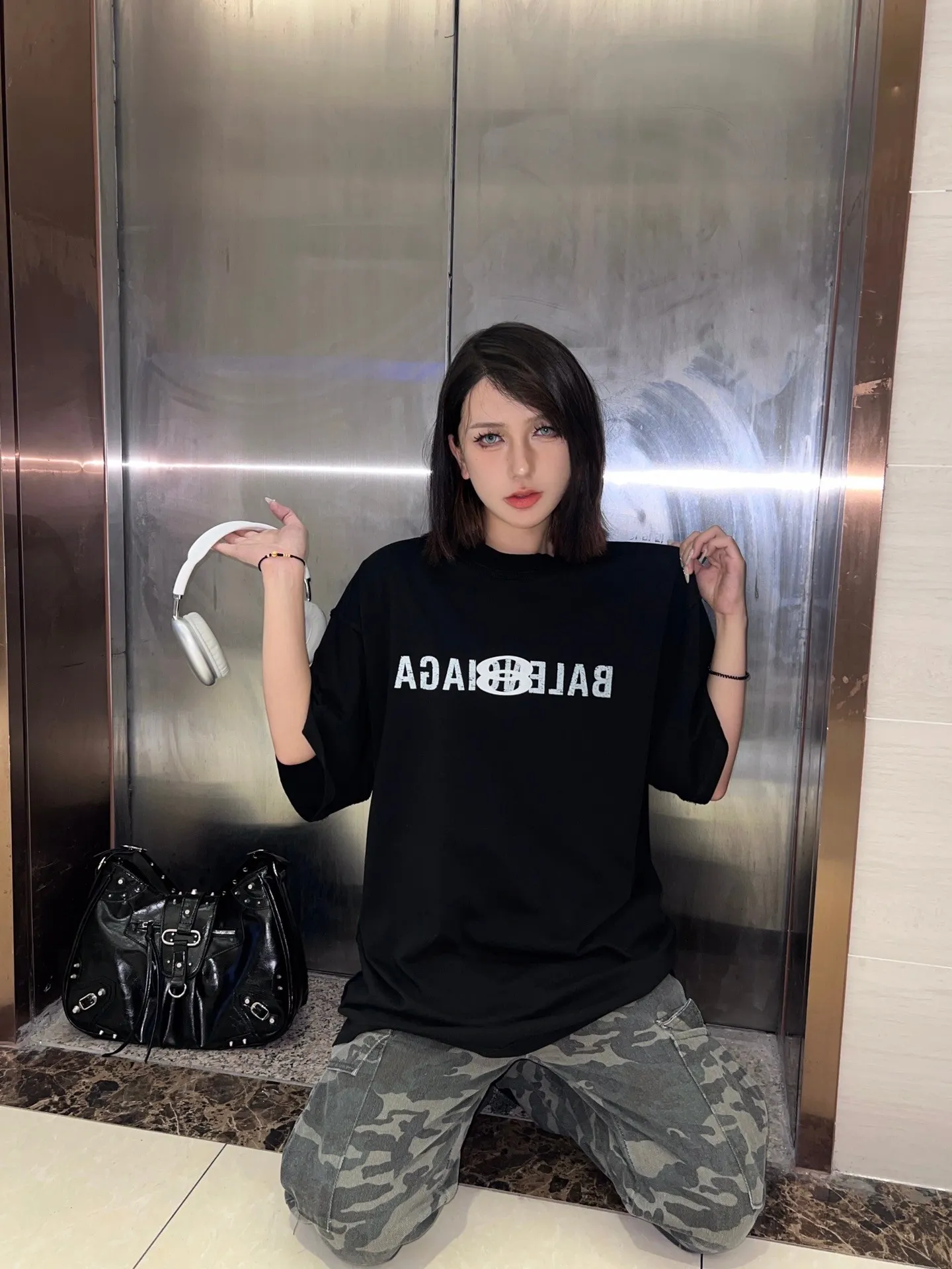 🎀Hot model pictures🎀 Top tested version BALENCIAGA/Balenciaga 2024 SS mirrored double-loop LOGO classic letter embroidered short-sleeved T-shirt ✅No.1 quality in this market Real ceiling quality ✅All original development drawings pay attention to details to avoid mixed use of stolen pictures by merchants ✅Correct 260g custom-woven and dyed double yarn fabric, soft, breathable and comfortable ✅Imported Tajima embroidery machine with 150,000 needles, the embroidery effect is full, three-dimensional and clear without burrs. ✅Custom-dyed threads, no color difference, no deformation, overweight craftsmanship, different market currency. Let me explain why mine is a little more expensive than others, 1. It seems to be a simple printing or embroidery, but it is not simple at all. 10000% imported machine restoration. Not just lip service. Welcome to compare with peers. 2. Each model is produced by the company. The details of the workmanship and fabrics are consistent with the original ones. There is no color difference with the counter. Replica is not terrible. Whoever fakes it will be embarrassed. It’s not shameful to make a replica, it’s shameful if you can’t buy the correct version if you make a replica. 3. Note that the threaded collars are all original collars of certain countries and regions, with high wrapping. The width of the neckline and cabinets are accurate to the millimeter. Thick necklines are not easy to deform. The collars of high-end products are all restored cabinets. They are different from the big collars in the world. Ordinary garbage short-sleeves are printed with a print. The clavicle of the upper body is exposed. Please be patient. Customers who have bought genuine products or have seen genuine products will come back to place orders again. This is quality. This is quality. 4. Different styles of washed wheat main wheat, including imported wheat, have different colors and codes. Really restore the counter. As we all know, Balenciaga has different English or different colors on the collar labels of each quarter. This distinguishes the fast food products with the same common main wheat washed wheat. 5. Pay attention to the workmanship. The stitching at the neckline has no folds, smooth and natural without overlapping lines, and truly restores this. This is something that many people cannot do. 6. The fabric is made of 260g Paris-specific double yarn. No one can make better fabrics than my family. There's really no way to compare it with the ordinary version on the market. Respect it. It's genuine and costs thousands of dollars anyway. Don't buy street stalls. Quality 7. The workmanship is fully restored. The packaging is fully restored. The cost is huge. 8. I guarantee here that this is the highest quality you can find. Size: S--XL Color: Black White P: 260