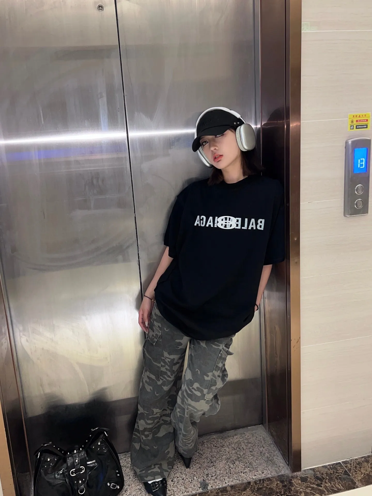 🎀Hot model pictures🎀 Top tested version BALENCIAGA/Balenciaga 2024 SS mirrored double-loop LOGO classic letter embroidered short-sleeved T-shirt ✅No.1 quality in this market Real ceiling quality ✅All original development drawings pay attention to details to avoid mixed use of stolen pictures by merchants ✅Correct 260g custom-woven and dyed double yarn fabric, soft, breathable and comfortable ✅Imported Tajima embroidery machine with 150,000 needles, the embroidery effect is full, three-dimensional and clear without burrs. ✅Custom-dyed threads, no color difference, no deformation, overweight craftsmanship, different market currency. Let me explain why mine is a little more expensive than others, 1. It seems to be a simple printing or embroidery, but it is not simple at all. 10000% imported machine restoration. Not just lip service. Welcome to compare with peers. 2. Each model is produced by the company. The details of the workmanship and fabrics are consistent with the original ones. There is no color difference with the counter. Replica is not terrible. Whoever fakes it will be embarrassed. It’s not shameful to make a replica, it’s shameful if you can’t buy the correct version if you make a replica. 3. Note that the threaded collars are all original collars of certain countries and regions, with high wrapping. The width of the neckline and cabinets are accurate to the millimeter. Thick necklines are not easy to deform. The collars of high-end products are all restored cabinets. They are different from the big collars in the world. Ordinary garbage short-sleeves are printed with a print. The clavicle of the upper body is exposed. Please be patient. Customers who have bought genuine products or have seen genuine products will come back to place orders again. This is quality. This is quality. 4. Different styles of washed wheat main wheat, including imported wheat, have different colors and codes. Really restore the counter. As we all know, Balenciaga has different English or different colors on the collar labels of each quarter. This distinguishes the fast food products with the same common main wheat washed wheat. 5. Pay attention to the workmanship. The stitching at the neckline has no folds, smooth and natural without overlapping lines, and truly restores this. This is something that many people cannot do. 6. The fabric is made of 260g Paris-specific double yarn. No one can make better fabrics than my family. There's really no way to compare it with the ordinary version on the market. Respect it. It's genuine and costs thousands of dollars anyway. Don't buy street stalls. Quality 7. The workmanship is fully restored. The packaging is fully restored. The cost is huge. 8. I guarantee here that this is the highest quality you can find. Size: S--XL Color: Black White P: 260