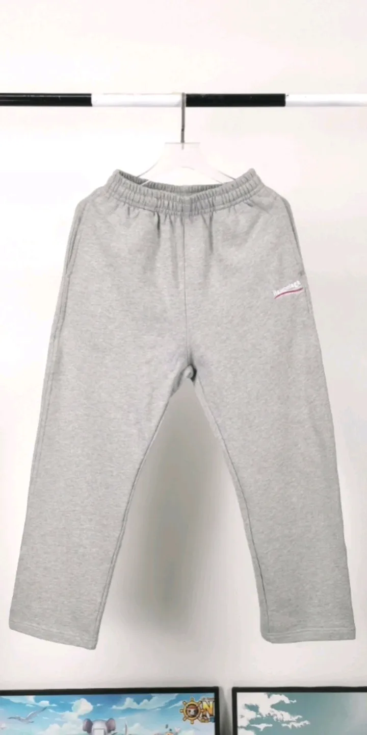 Real shot of the video————The top tested version of Balenciaga 21SS BLCG Balenciaga Wave Coke male and female couple stars the same style pure cotton terry trousers sweatpants casual pants classic and versatile style is here! With these pants, they look perfect no matter what outfit you wear! Get it now! Customized special fabrics, ready-to-wear washable, soft and comfortable to the touch.  460 grams of dust-free sweatshirt fabric, washed and cut. Imported environmentally friendly water glue is added to the garment and washed twice to ensure consistent printing. Customized wash mark. This year's sincere shorts LOGO adopts Japanese Tajima embroidery technology, and the printing is full and meticulous. Color: Black/Grey/White/Blue Size: XS-L P:370