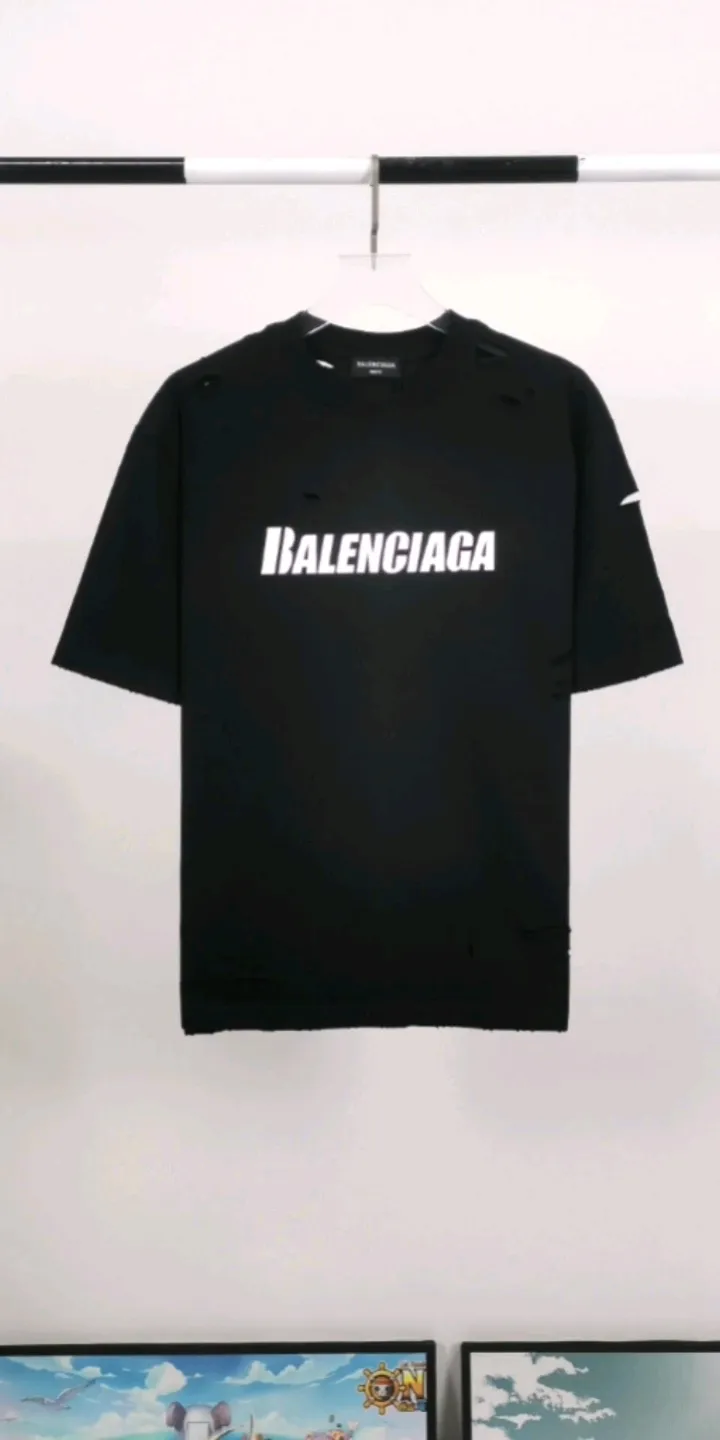 Real shot of the video————The top tested version Balenciaga/BALENCIAGA chest crack print logo basic hole washed burst pattern male and female couple stars the same style pure cotton short-sleeved T-shirts custom-woven and dyed fabrics, guaranteed to have no color difference with the genuine products, the collar threads are also dyed in the same vat. The holes on the neckline are manually rubbed, and the holes on the chest, front and back are all laser holes to ensure that the holes will not deform or wrinkle.  Made of 280g 24-count combed tightly siro-spun plain fabric, the front panel is printed with a glue-pulling effect, and imported transparent slurry is used to scrape the bottom to make the printing cracks feel even.  Color: Gray Red Blue Black White Size: XS-L P:260