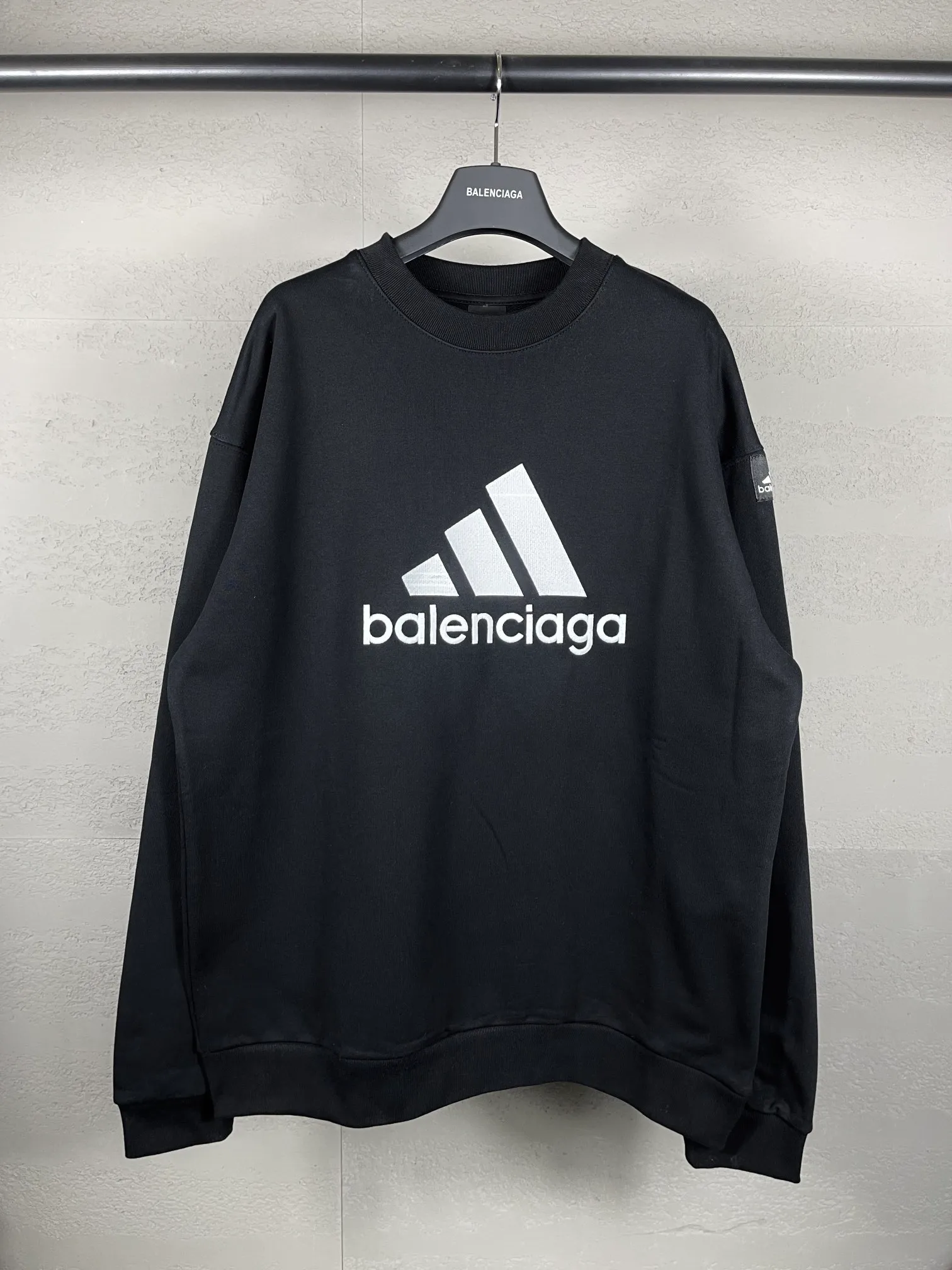 🅿️260 real photos [Top version. Official website quality] BALENCI*GA/Paris co-branded Adidas classic LOGO combination embroidered round neck sweatshirt on the front. The fabric of the brick cabinet synchronization is made of Paris ZP custom-woven and dyed cotton sweatshirt, with a weight of 450 grams. The cloth surface is clean. The cloth pattern is clear, soft and comfortable. It has good color fastness and is not easy to change color. The threads are dyed with no color difference. The classic letter LOGO embroidery is embroidered using imported Tajima embroidery machine. The lines are clear and the effect is three-dimensional. Restored brick cabinets. The version adopts OS loose shoulder design. Same style for men and women. Code: BL235569 Color: white, black Size: XS S M L