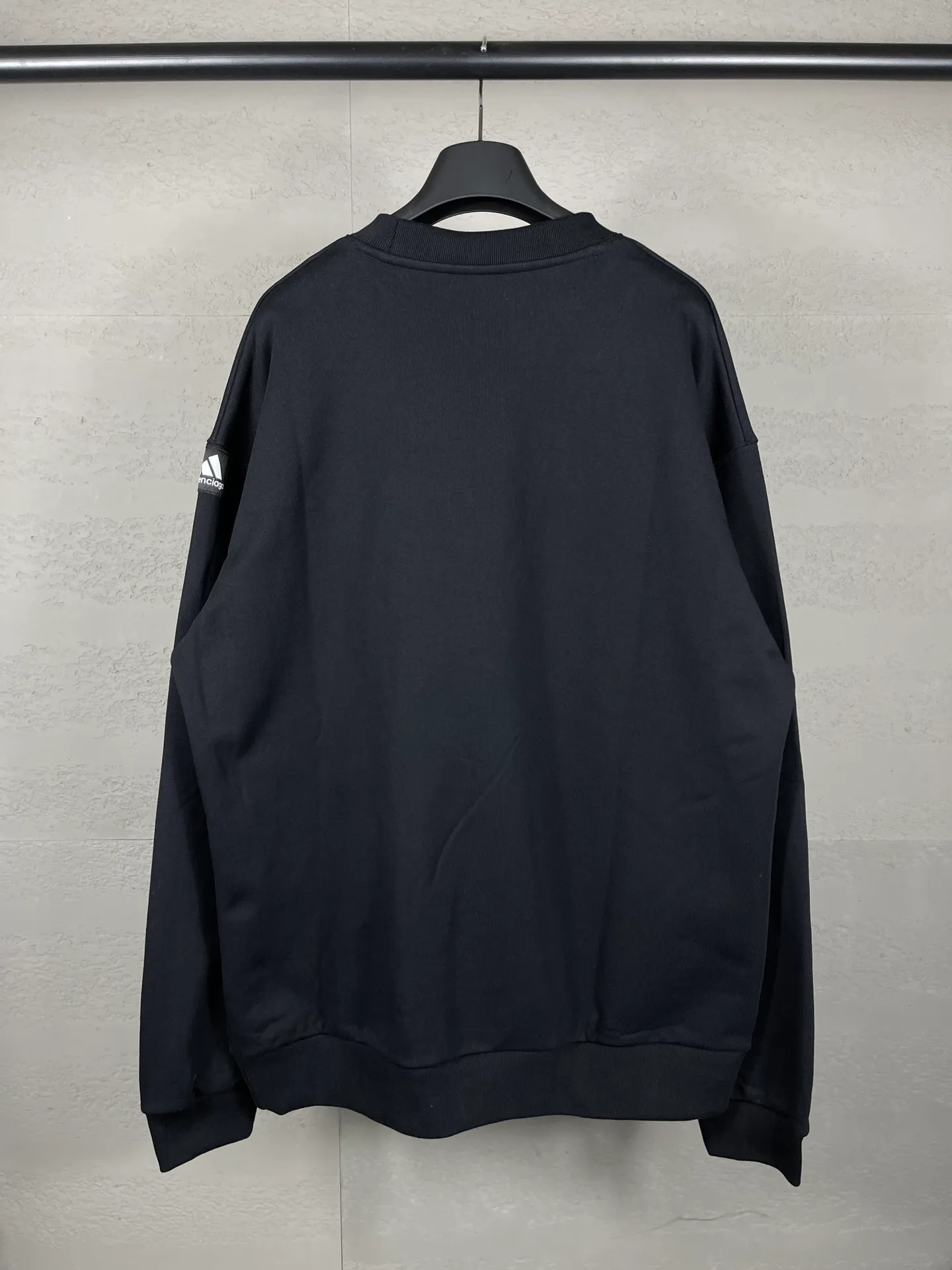 🅿️260 real photos [Top version. Official website quality] BALENCI*GA/Paris co-branded Adidas classic LOGO combination embroidered round neck sweatshirt on the front. The fabric of the brick cabinet synchronization is made of Paris ZP custom-woven and dyed cotton sweatshirt, with a weight of 450 grams. The cloth surface is clean. The cloth pattern is clear, soft and comfortable. It has good color fastness and is not easy to change color. The threads are dyed with no color difference. The classic letter LOGO embroidery is embroidered using imported Tajima embroidery machine. The lines are clear and the effect is three-dimensional. Restored brick cabinets. The version adopts OS loose shoulder design. Same style for men and women. Code: BL235569 Color: white, black Size: XS S M L