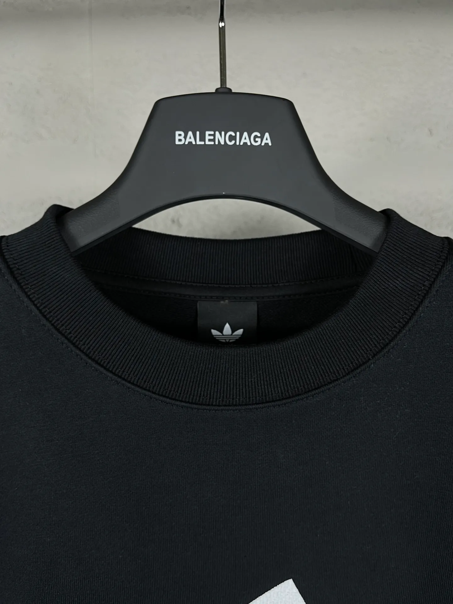 🅿️260 real photos [Top version. Official website quality] BALENCI*GA/Paris co-branded Adidas classic LOGO combination embroidered round neck sweatshirt on the front. The fabric of the brick cabinet synchronization is made of Paris ZP custom-woven and dyed cotton sweatshirt, with a weight of 450 grams. The cloth surface is clean. The cloth pattern is clear, soft and comfortable. It has good color fastness and is not easy to change color. The threads are dyed with no color difference. The classic letter LOGO embroidery is embroidered using imported Tajima embroidery machine. The lines are clear and the effect is three-dimensional. Restored brick cabinets. The version adopts OS loose shoulder design. Same style for men and women. Code: BL235569 Color: white, black Size: XS S M L