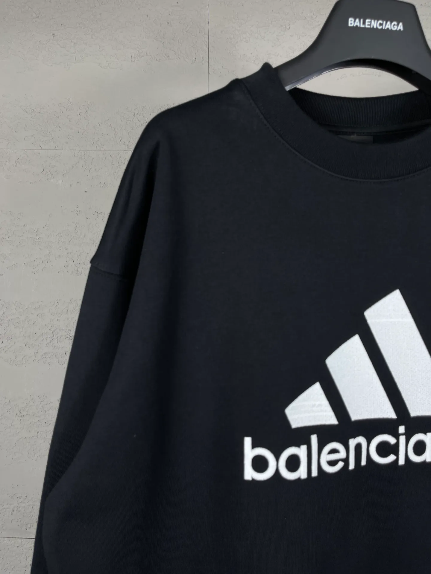🅿️260 real photos [Top version. Official website quality] BALENCI*GA/Paris co-branded Adidas classic LOGO combination embroidered round neck sweatshirt on the front. The fabric of the brick cabinet synchronization is made of Paris ZP custom-woven and dyed cotton sweatshirt, with a weight of 450 grams. The cloth surface is clean. The cloth pattern is clear, soft and comfortable. It has good color fastness and is not easy to change color. The threads are dyed with no color difference. The classic letter LOGO embroidery is embroidered using imported Tajima embroidery machine. The lines are clear and the effect is three-dimensional. Restored brick cabinets. The version adopts OS loose shoulder design. Same style for men and women. Code: BL235569 Color: white, black Size: XS S M L