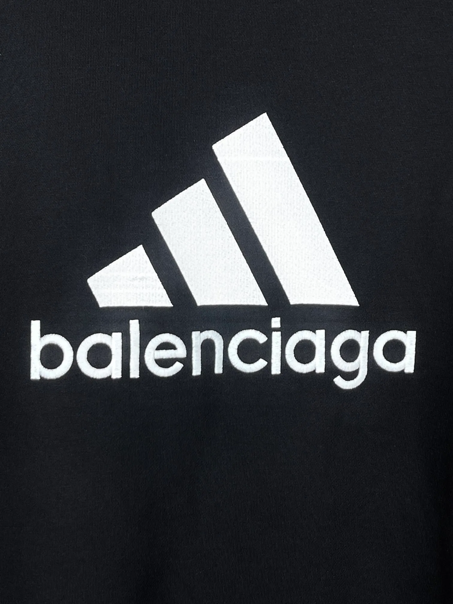 🅿️260 real photos [Top version. Official website quality] BALENCI*GA/Paris co-branded Adidas classic LOGO combination embroidered round neck sweatshirt on the front. The fabric of the brick cabinet synchronization is made of Paris ZP custom-woven and dyed cotton sweatshirt, with a weight of 450 grams. The cloth surface is clean. The cloth pattern is clear, soft and comfortable. It has good color fastness and is not easy to change color. The threads are dyed with no color difference. The classic letter LOGO embroidery is embroidered using imported Tajima embroidery machine. The lines are clear and the effect is three-dimensional. Restored brick cabinets. The version adopts OS loose shoulder design. Same style for men and women. Code: BL235569 Color: white, black Size: XS S M L
