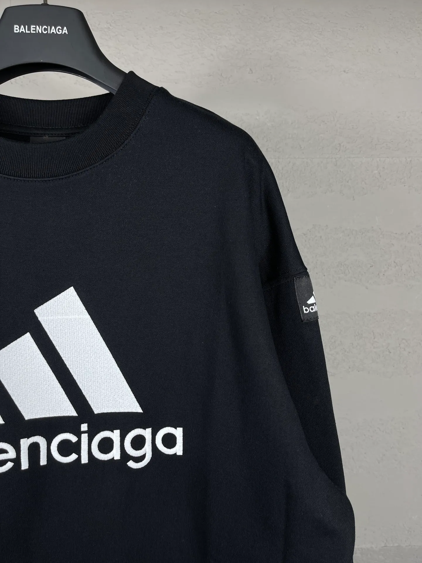 🅿️260 real photos [Top version. Official website quality] BALENCI*GA/Paris co-branded Adidas classic LOGO combination embroidered round neck sweatshirt on the front. The fabric of the brick cabinet synchronization is made of Paris ZP custom-woven and dyed cotton sweatshirt, with a weight of 450 grams. The cloth surface is clean. The cloth pattern is clear, soft and comfortable. It has good color fastness and is not easy to change color. The threads are dyed with no color difference. The classic letter LOGO embroidery is embroidered using imported Tajima embroidery machine. The lines are clear and the effect is three-dimensional. Restored brick cabinets. The version adopts OS loose shoulder design. Same style for men and women. Code: BL235569 Color: white, black Size: XS S M L