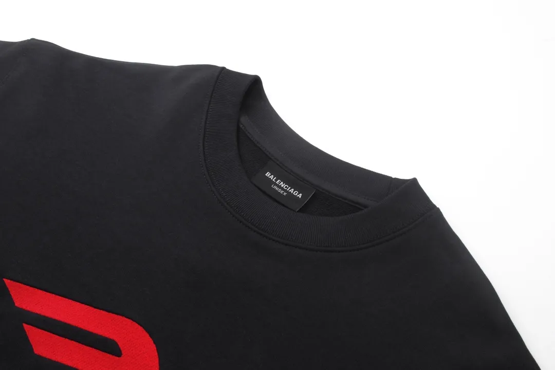 🅿️270 detailed pictures [Top version. Official website quality] BALENCI*GA/Paris BALENCI*GA#2024 latest model, round neck sweatshirt with large letter LOGO icon embroidery. Brick cabinet synchronization. Develop and develop genuine products at the first time. Embroidery. All colors are on the same board. Welcome to compare! The fabric is made of Paris ZP custom-woven and dyed cotton double-yarn large parka. The weight is 450 grams. The cloth surface is clean. The cloth pattern is clear. It is soft and comfortable. It has good color fastness and is not easy to change color. The threads are woven and dyed with no color difference. The embroidery is done using an imported Tajima embroidery machine, with a three-dimensional effect and clear lines. There are no burrs and miscellaneous threads, and the embroidery is of ultra-high craftsmanship. The version adopts OS loose shoulder design. Same style for men and women. Code: BL235571 Color: dark blue gray, white Size: XS S M L