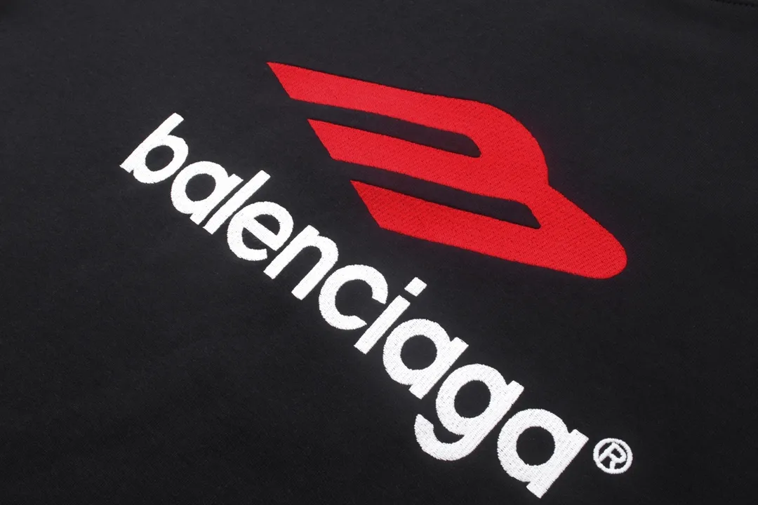 🅿️270 detailed pictures [Top version. Official website quality] BALENCI*GA/Paris BALENCI*GA#2024 latest model, round neck sweatshirt with large letter LOGO icon embroidery. Brick cabinet synchronization. Develop and develop genuine products at the first time. Embroidery. All colors are on the same board. Welcome to compare! The fabric is made of Paris ZP custom-woven and dyed cotton double-yarn large parka. The weight is 450 grams. The cloth surface is clean. The cloth pattern is clear. It is soft and comfortable. It has good color fastness and is not easy to change color. The threads are woven and dyed with no color difference. The embroidery is done using an imported Tajima embroidery machine, with a three-dimensional effect and clear lines. There are no burrs and miscellaneous threads, and the embroidery is of ultra-high craftsmanship. The version adopts OS loose shoulder design. Same style for men and women. Code: BL235571 Color: dark blue gray, white Size: XS S M L