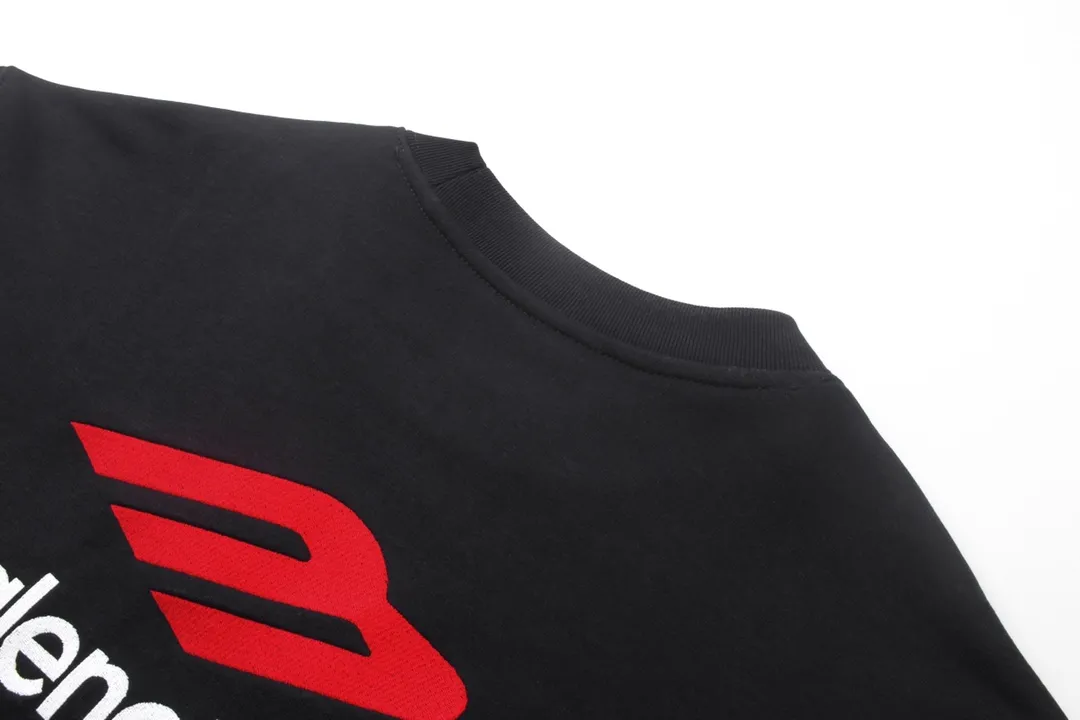 🅿️270 detailed pictures [Top version. Official website quality] BALENCI*GA/Paris BALENCI*GA#2024 latest model, round neck sweatshirt with large letter LOGO icon embroidery. Brick cabinet synchronization. Develop and develop genuine products at the first time. Embroidery. All colors are on the same board. Welcome to compare! The fabric is made of Paris ZP custom-woven and dyed cotton double-yarn large parka. The weight is 450 grams. The cloth surface is clean. The cloth pattern is clear. It is soft and comfortable. It has good color fastness and is not easy to change color. The threads are woven and dyed with no color difference. The embroidery is done using an imported Tajima embroidery machine, with a three-dimensional effect and clear lines. There are no burrs and miscellaneous threads, and the embroidery is of ultra-high craftsmanship. The version adopts OS loose shoulder design. Same style for men and women. Code: BL235571 Color: dark blue gray, white Size: XS S M L