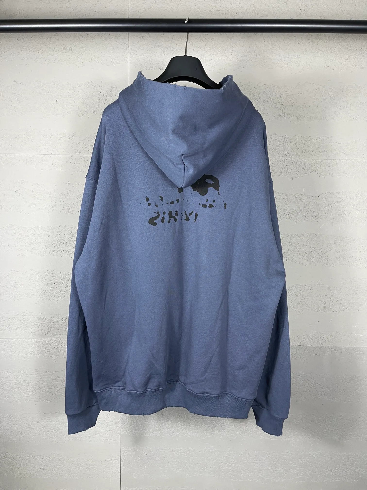 🅿️300 real photos [Top version. Official website quality] BALENCI*GA/Paris BALENCI*GA#BB hand-painted graffiti long-sleeved hooded sweatshirt. 2023 autumn and winter new products. Brick cabinet synchronization. The fabric is made of Paris ZP custom-woven and dyed cotton double yarn David sweater. The weight is 450 grams, the cloth surface is clean. The cloth texture is clear. Soft and comfortable. Good color fastness. Not easy to change color. The threads are woven and dyed with no color difference. The printing uses a round machine hand-painted effect. No burrs. The color follows the original board. The whole piece of clothing is hand-made and worn. The brick cabinet is restored. The version adopts the OS loose shoulder style. Same style for men and women. Coding: BL238018 Color: black, white, gray blue, pink Size: XS S M L